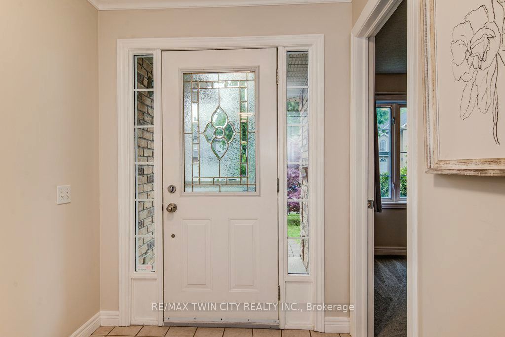670 Salzburg Drive, Waterloo, ON N2V 2N8 photo 4