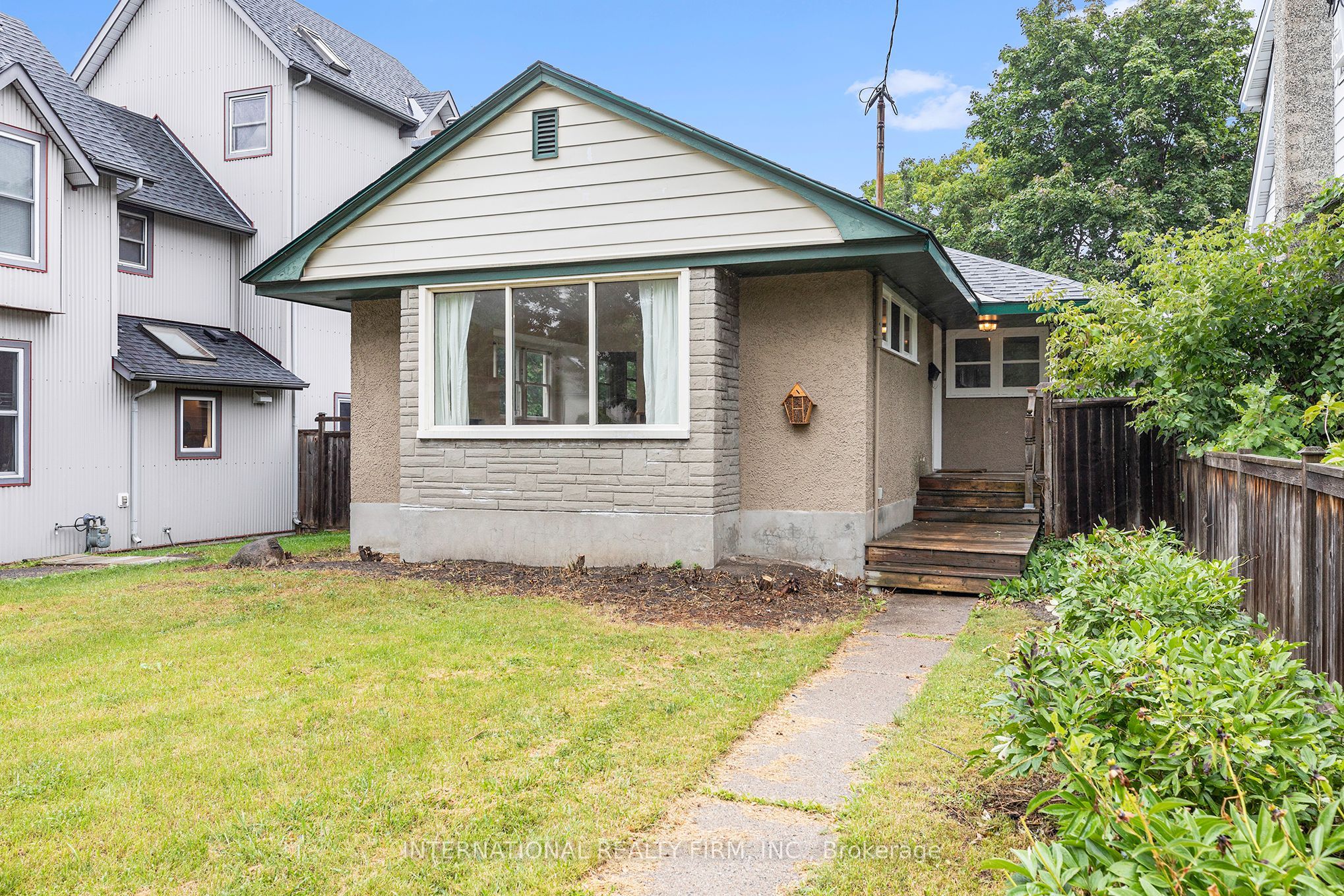 323 Lanark Avenue N, Westboro - Hampton Park, ON K1Z 6R6 photo 2