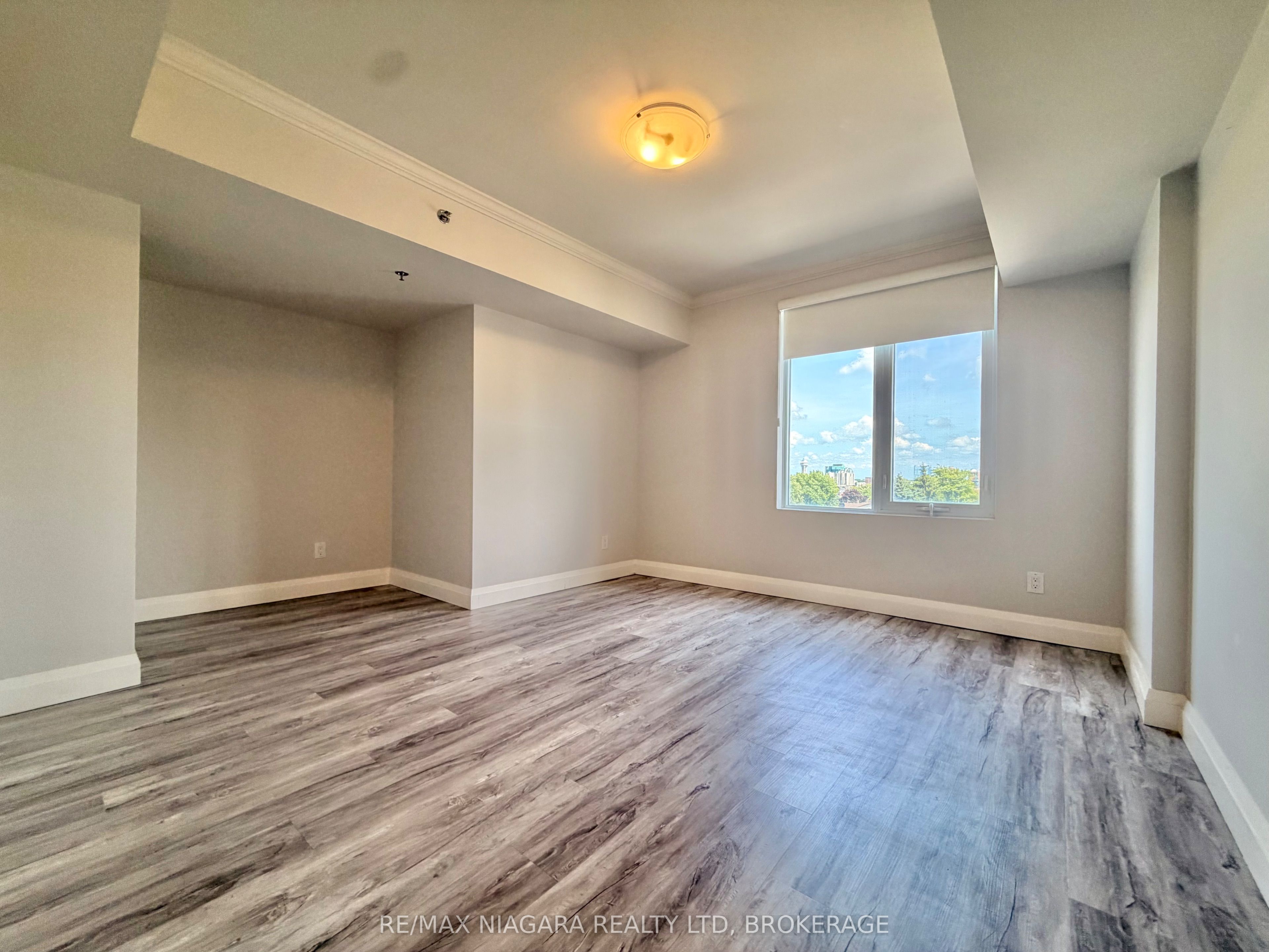 5698 MAIN Street 414, Niagara Falls, ON L2G 5Z4
