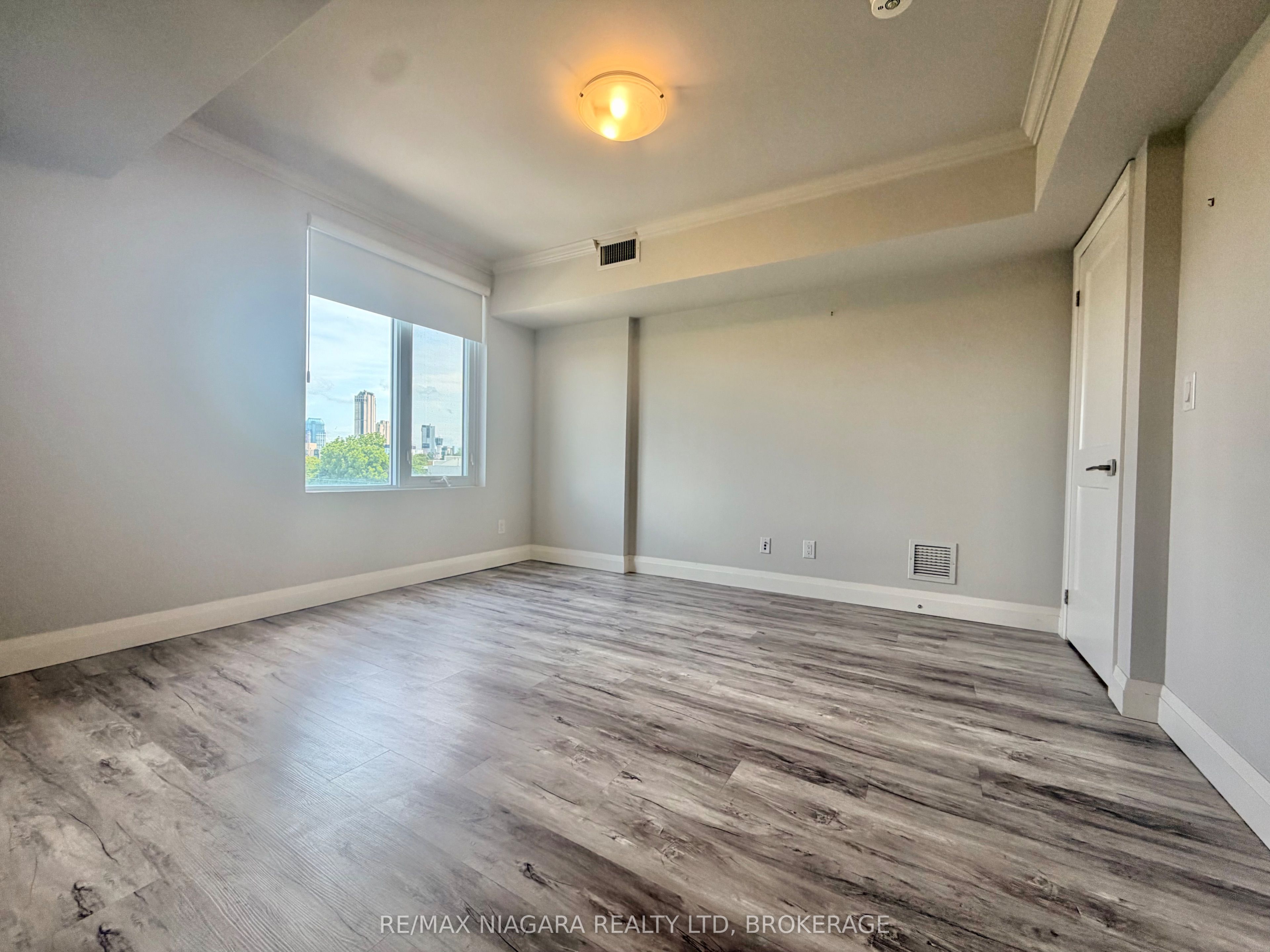 5698 MAIN Street 414, Niagara Falls, ON L2G 5Z4 photo 3