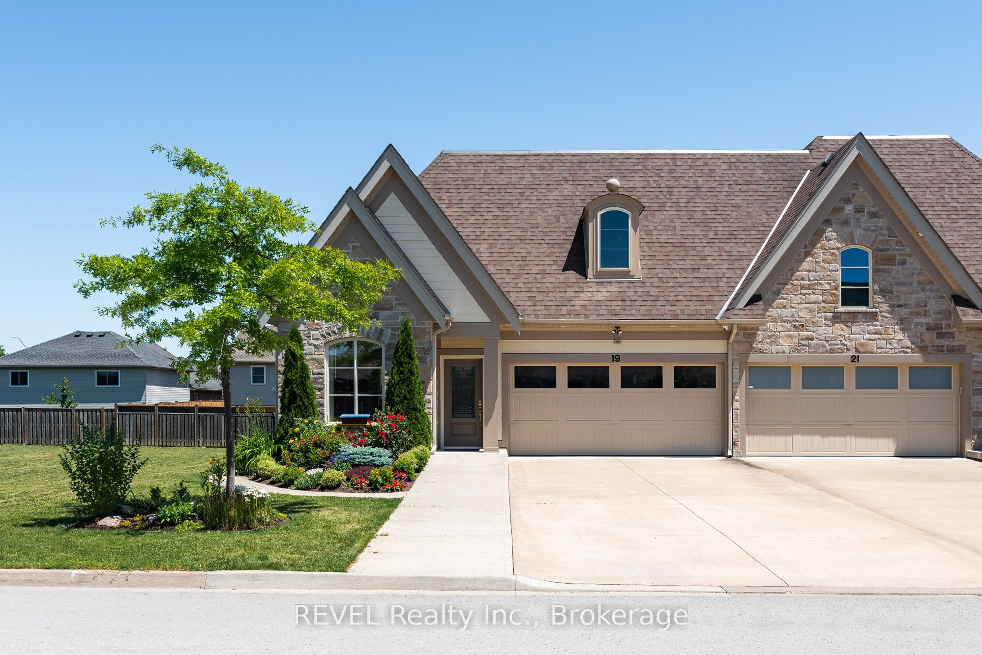 19 Francesco Crescent, St. Catharines, ON L2S 4C7