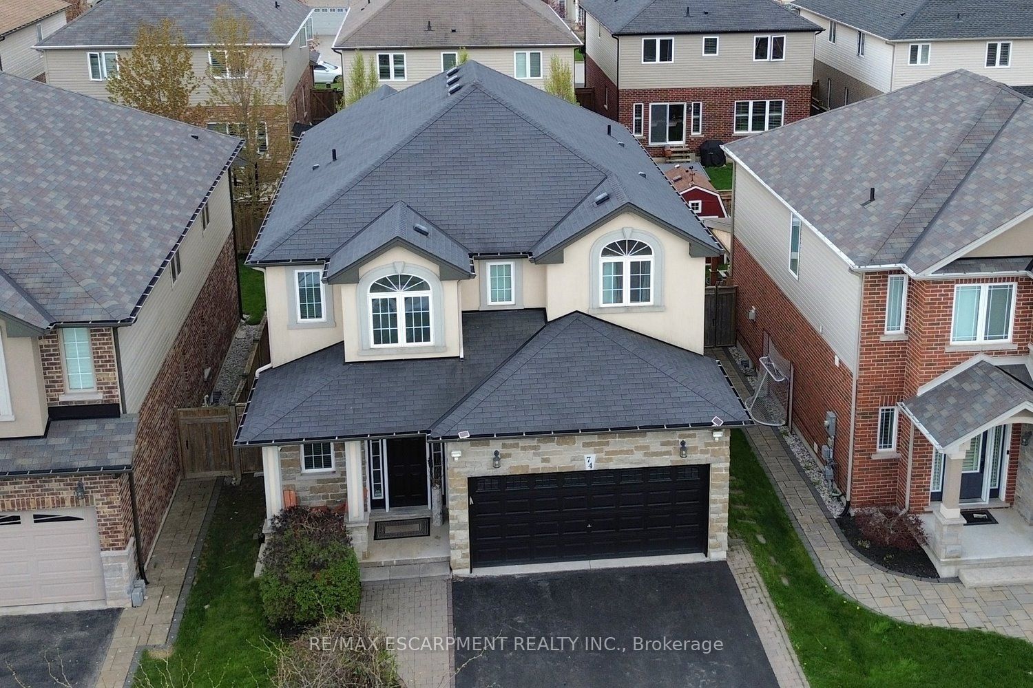 74 Lampman Drive, Grimsby, ON L3M 0E7