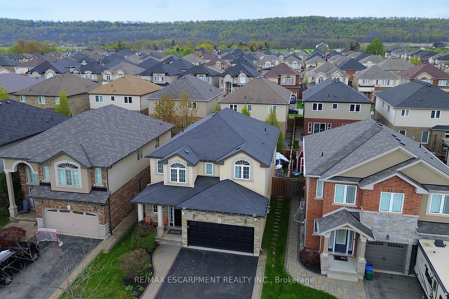 74 Lampman Drive, Grimsby, ON L3M 0E7 photo 2