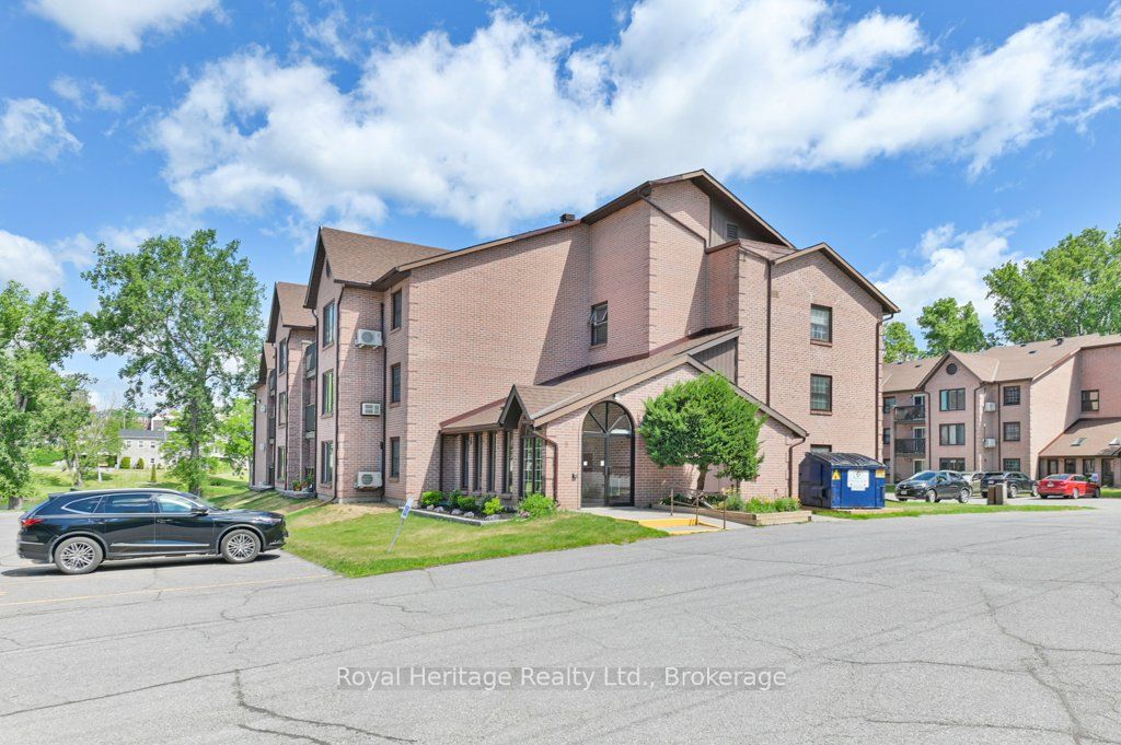 9 Centre Street 203, Greater Napanee, ON K7R 3X3 photo 2