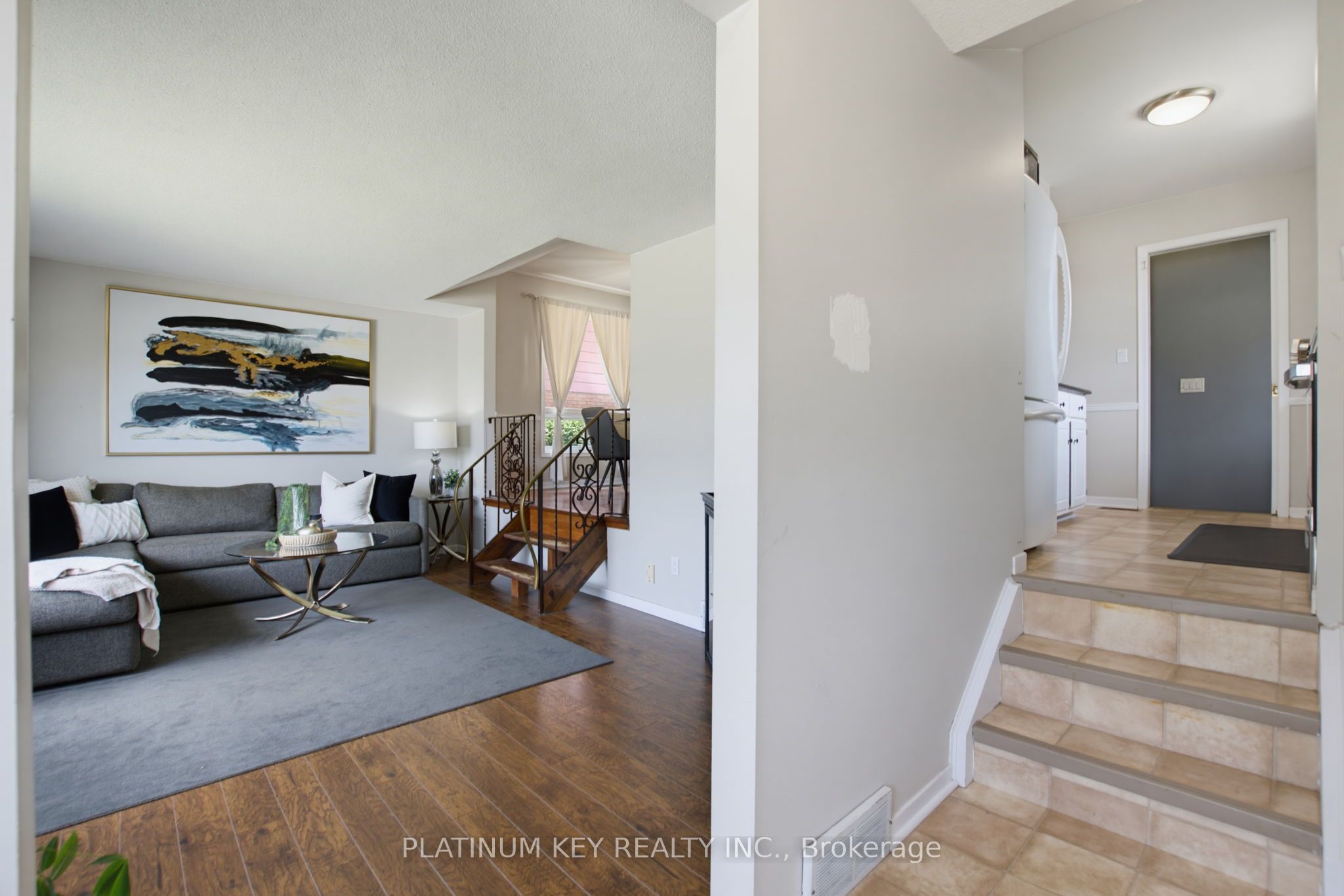 16 Sharpe Drive, Strathroy-Caradoc, ON N7G 3T9 photo 2