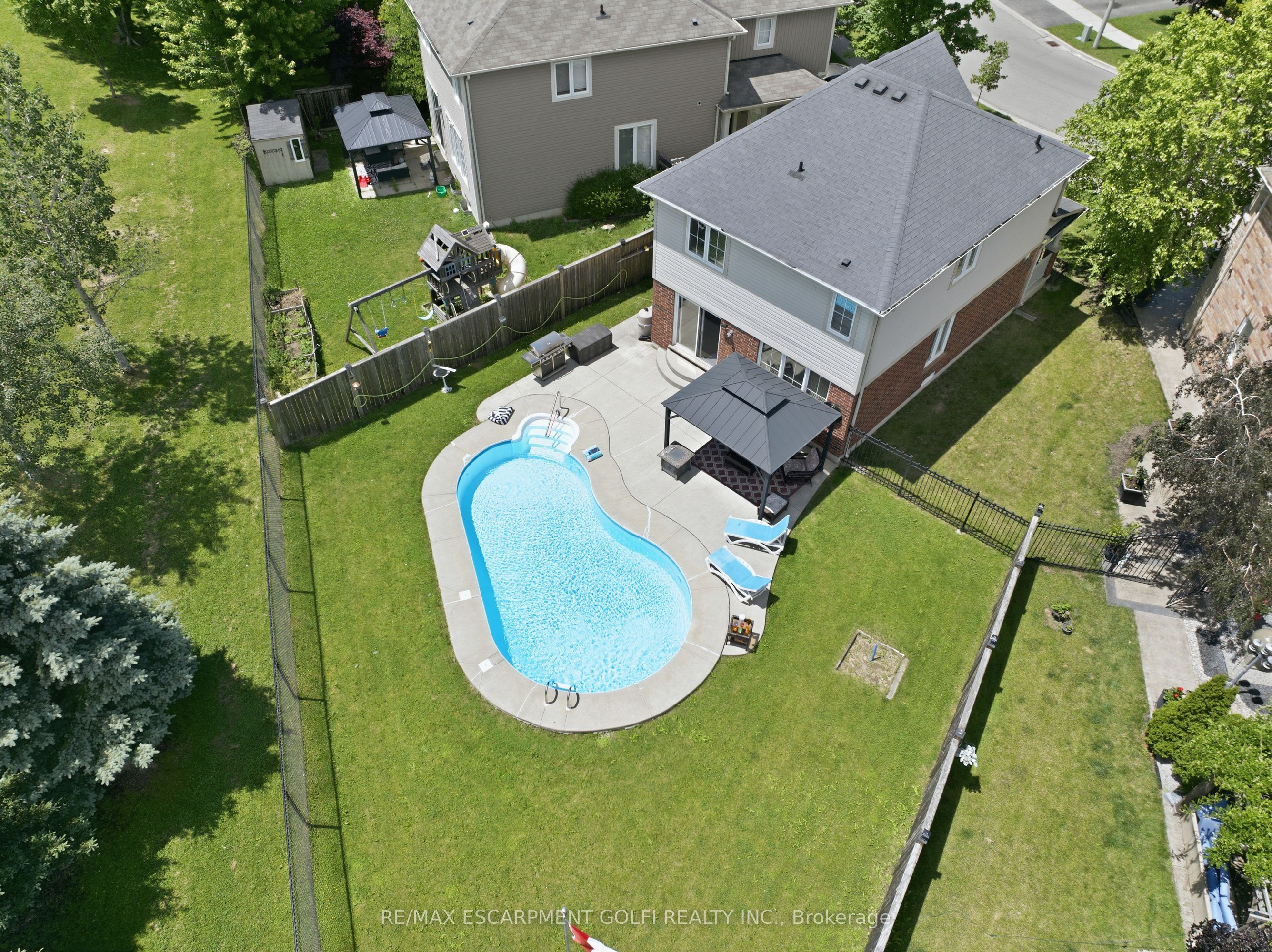 240 Emick Drive, Hamilton, ON L9K 0E1 photo 2