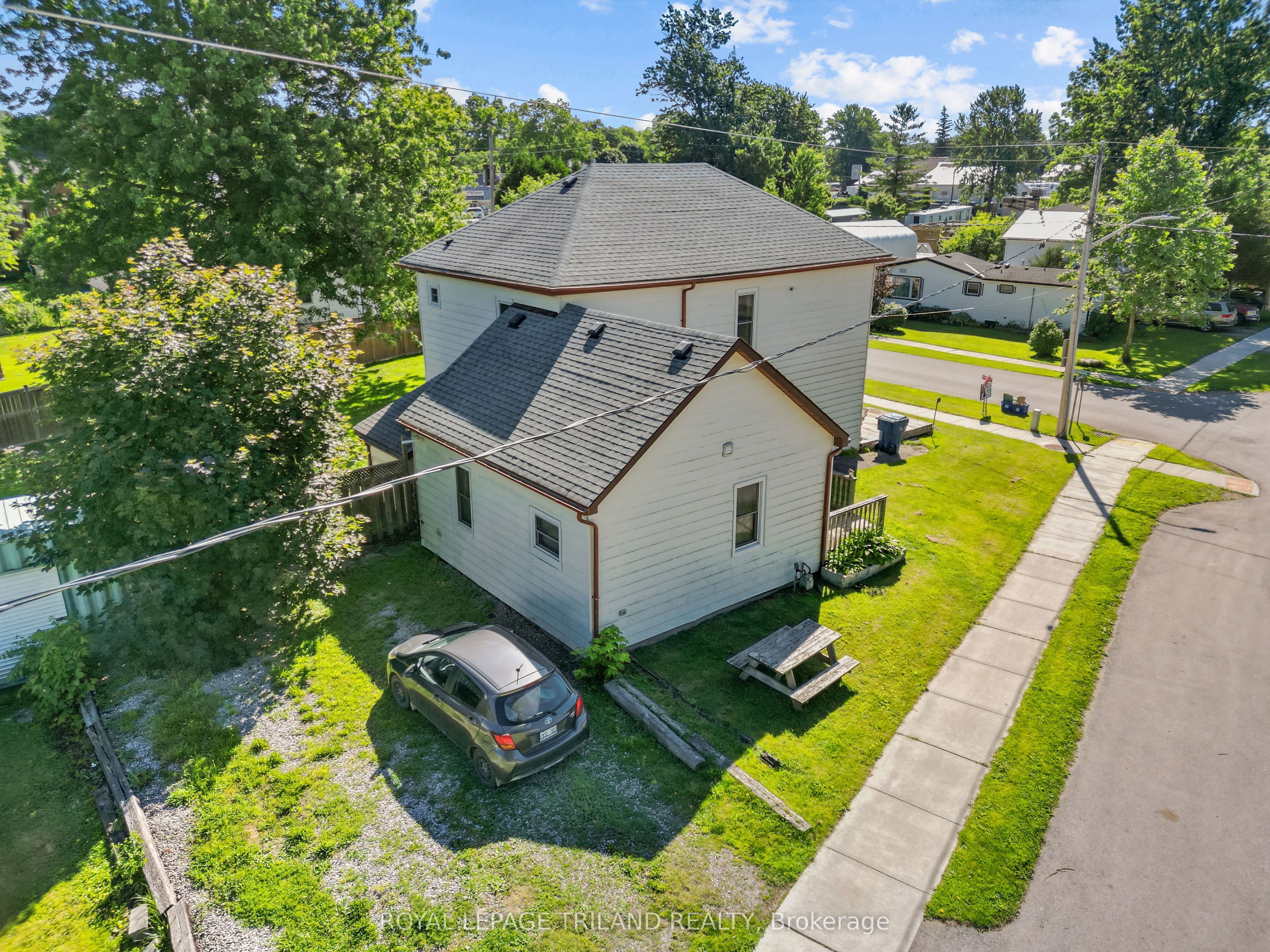 15 Dundas Street, Newbury, ON N0L 1Z0