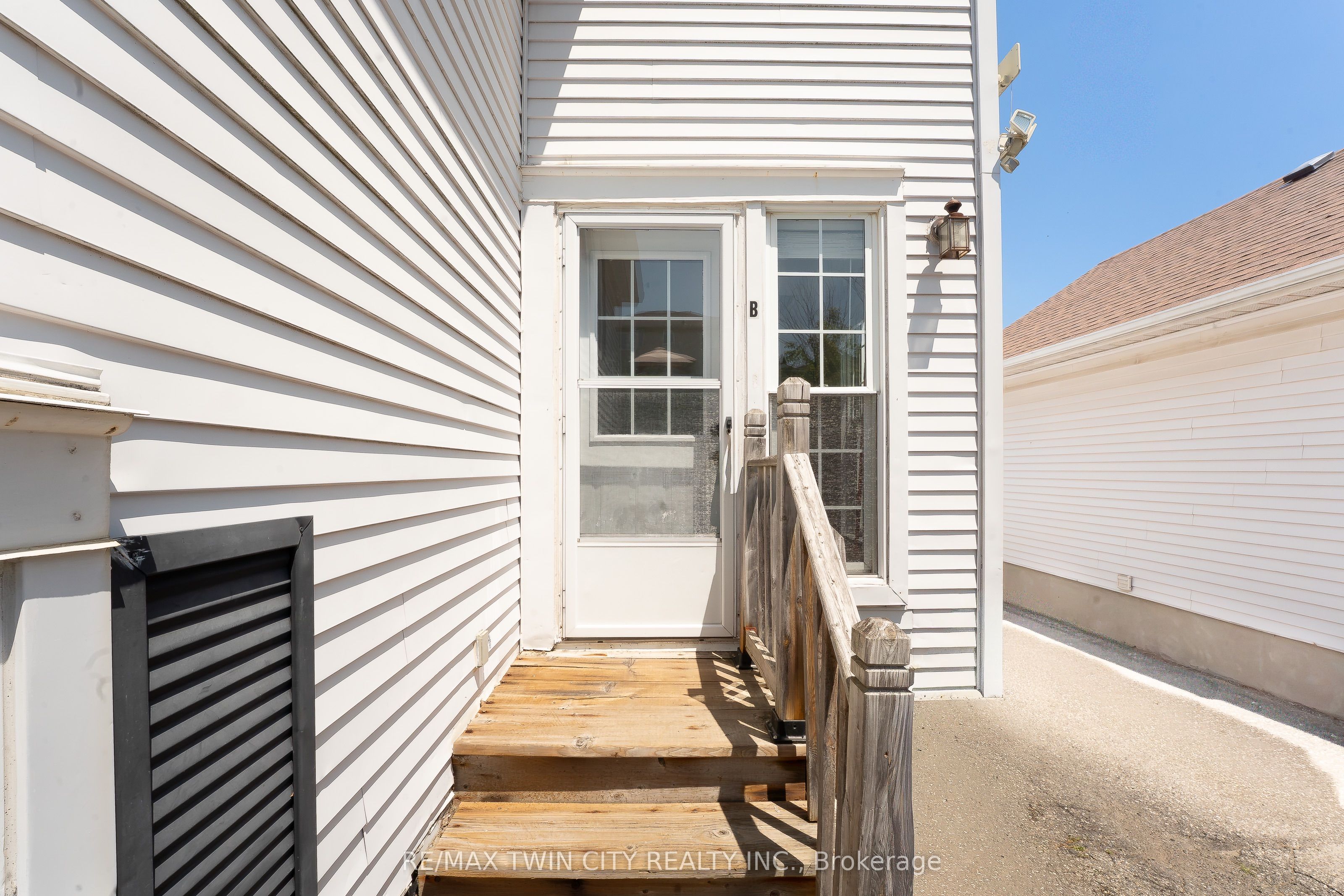 15 Milfoil Crescent B, Kitchener, ON N2E 3L2 photo 2