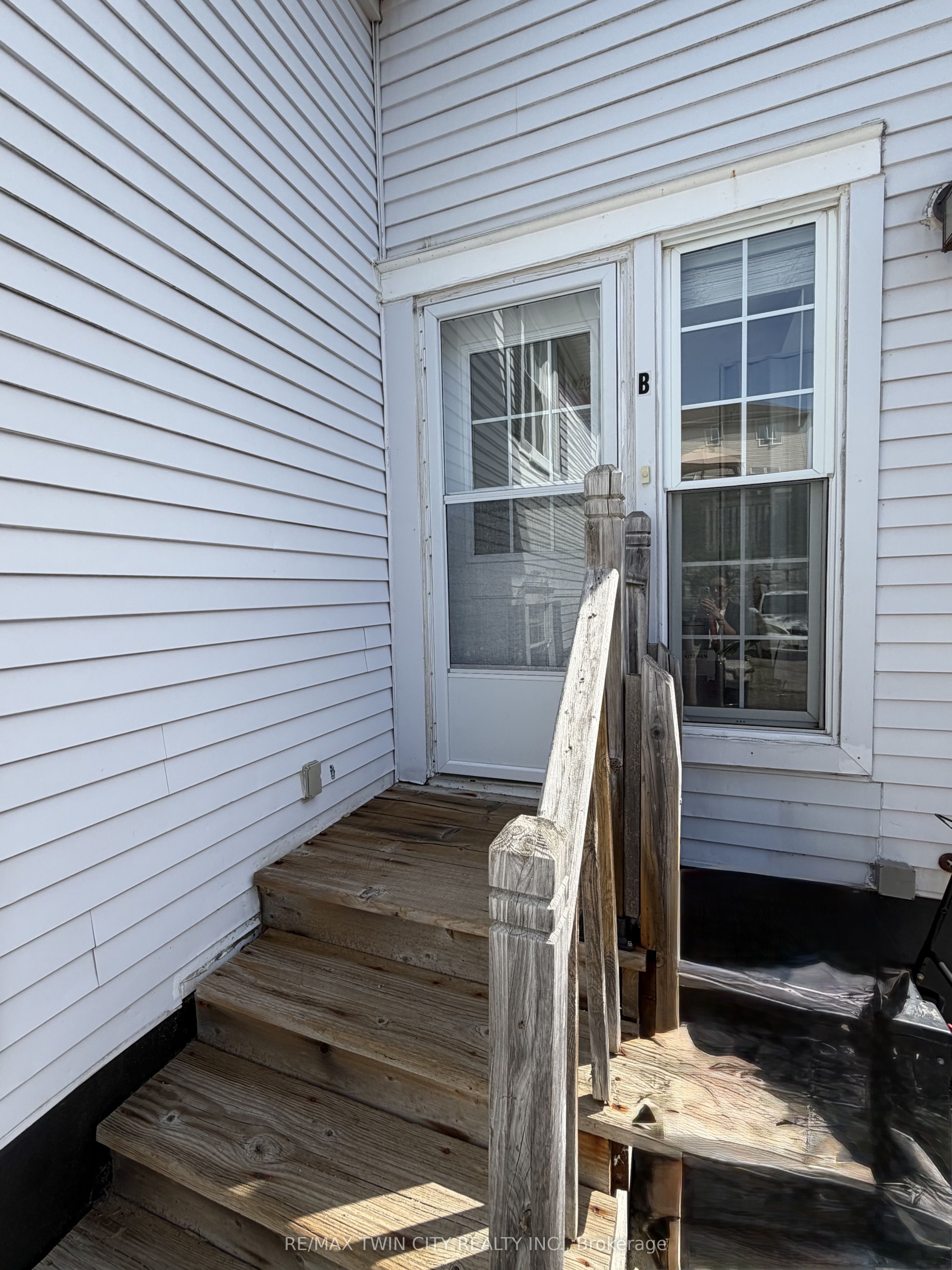 15 Milfoil Crescent B, Kitchener, ON N2E 3L2 photo 3