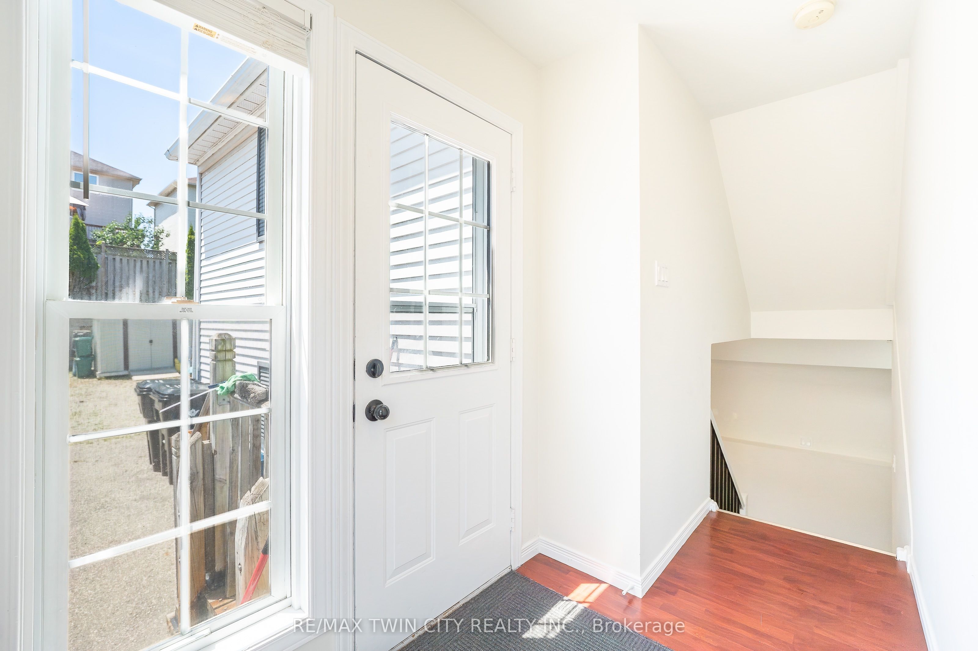 15 Milfoil Crescent B, Kitchener, ON N2E 3L2 photo 4