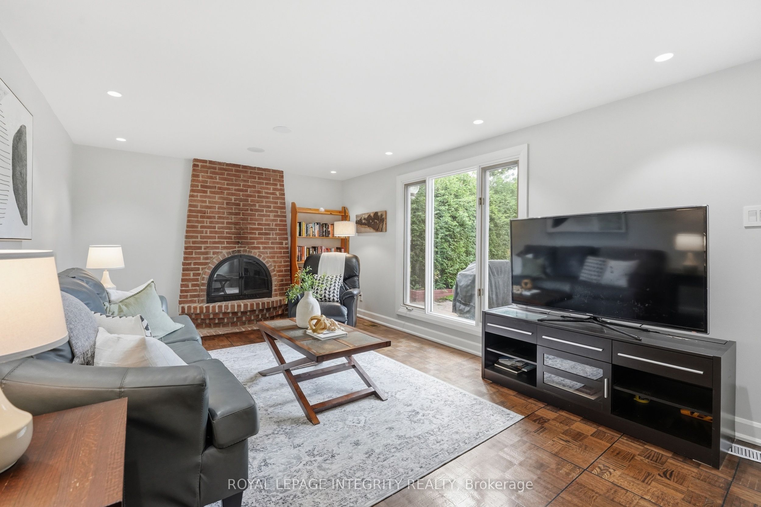 6 Woodview Crescent, Blackburn Hamlet, ON K1B 3A9 photo 4