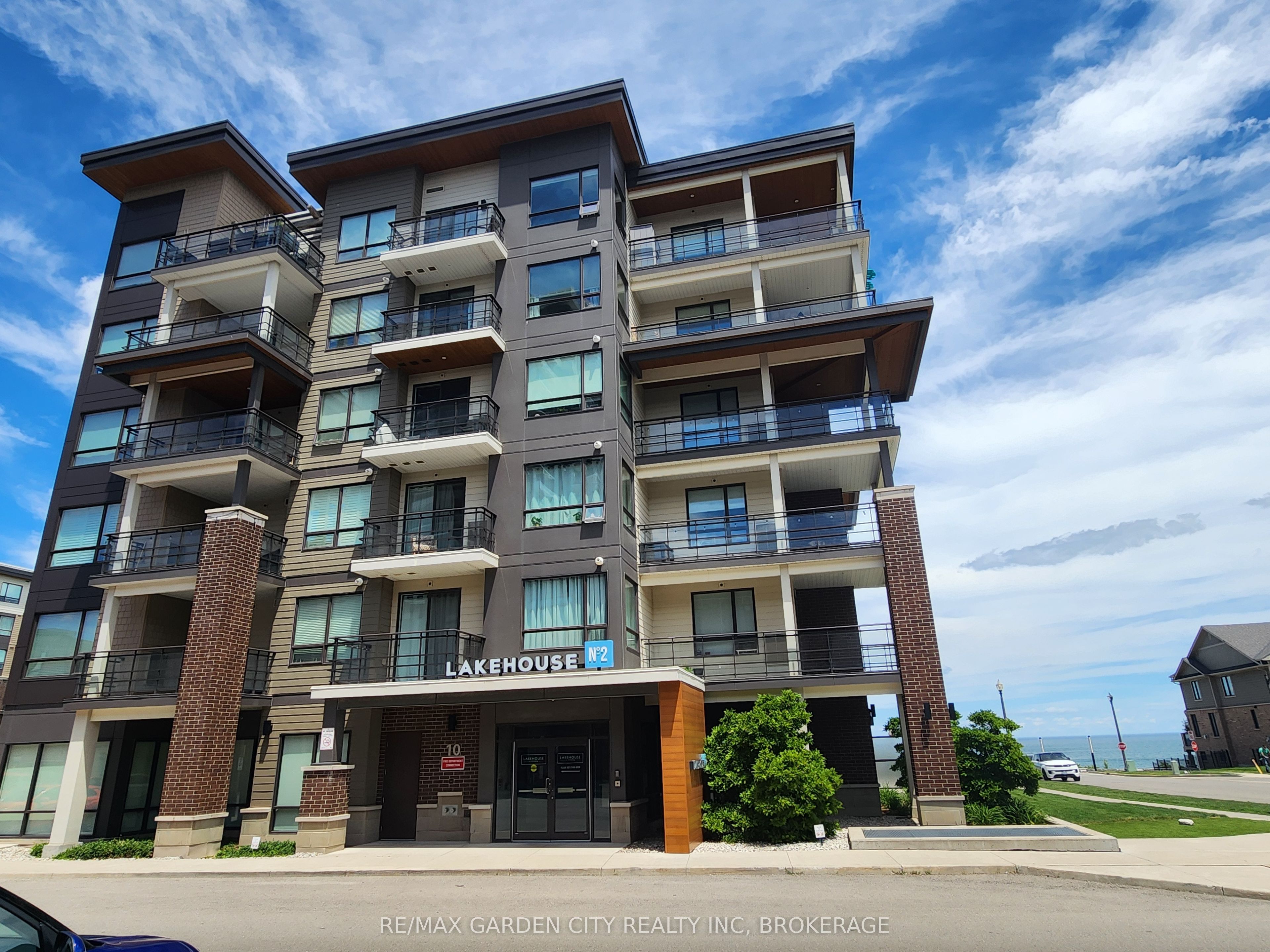 10 Esplanade Lane 206, Grimsby, ON L3M 0H1