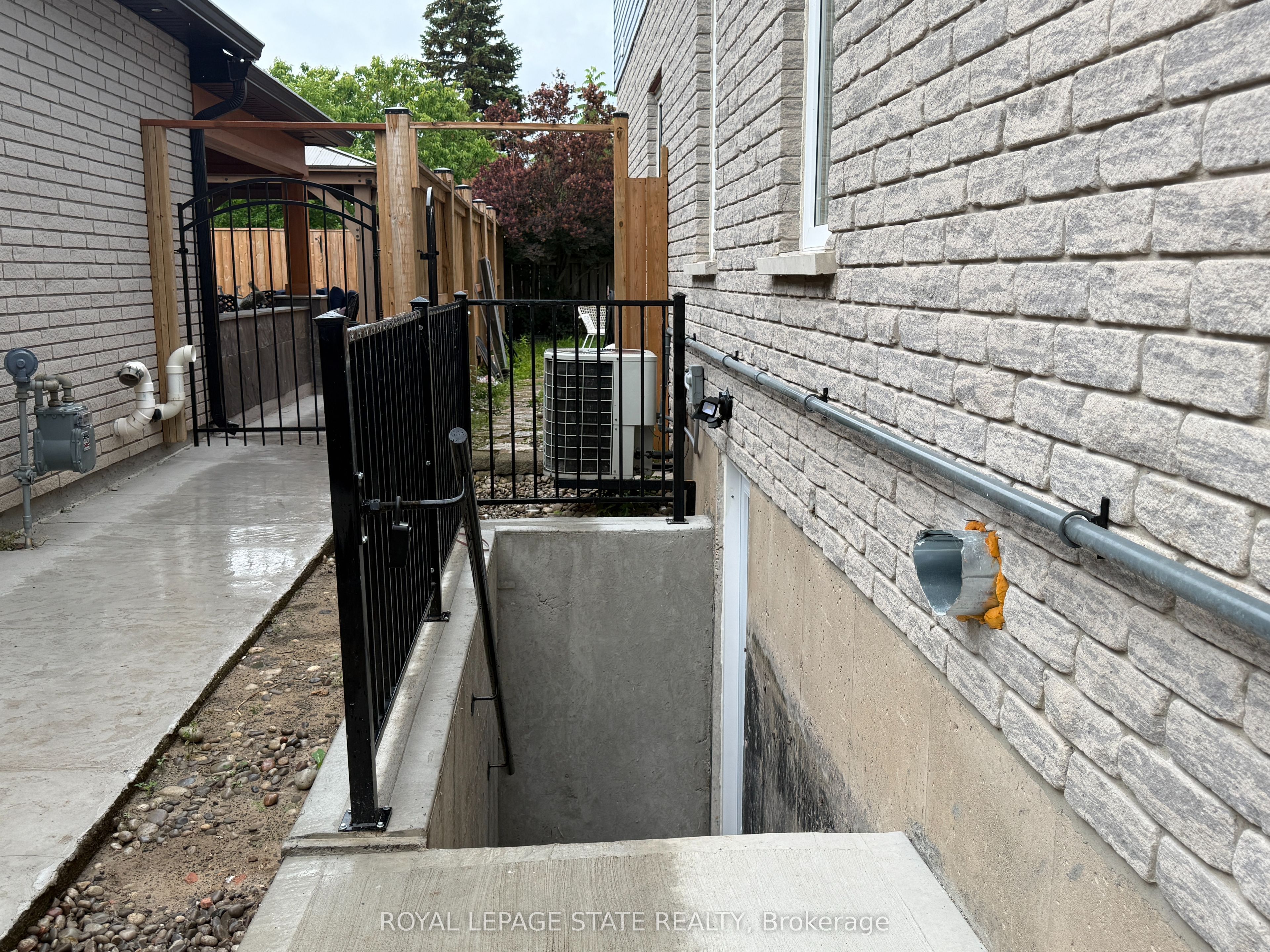 4 Waterside Drive LOWER UNIT, Hamilton, ON L8E 5T9 photo 2