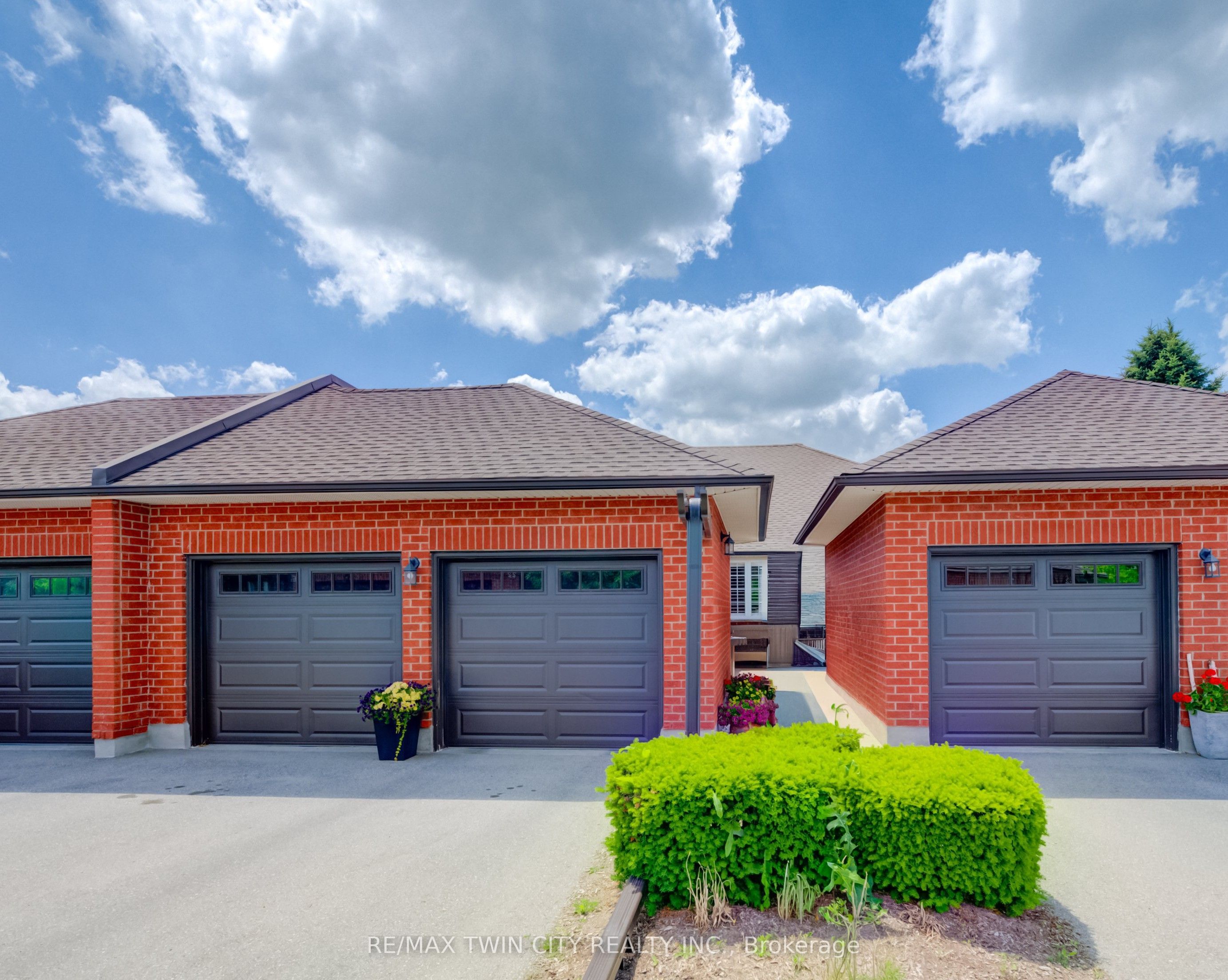 10 ISHERWOOD Avenue 18, Cambridge, ON N1R 8L5