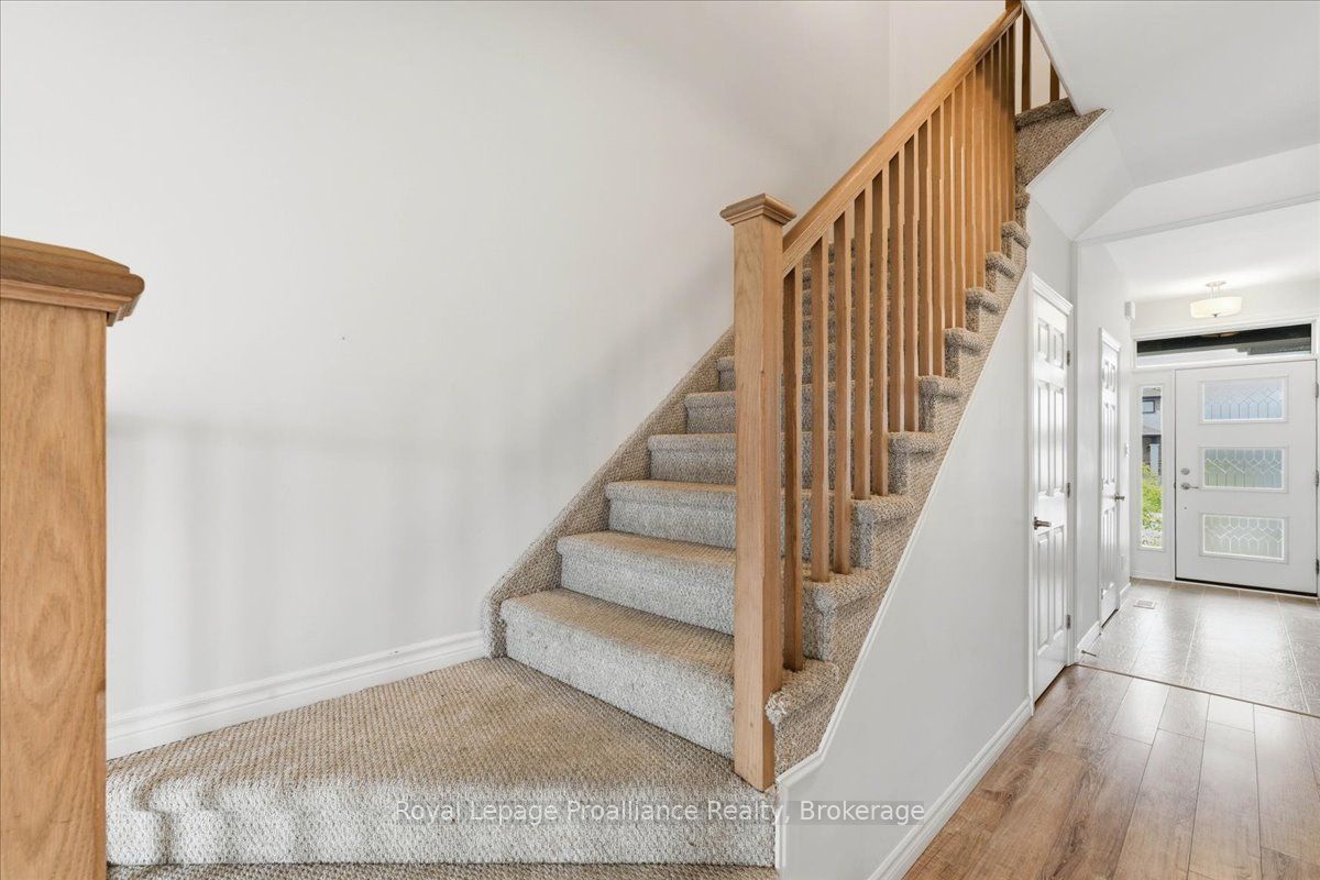 16 Ledgerock Court, Quinte West, ON K8R 0A1 photo 4