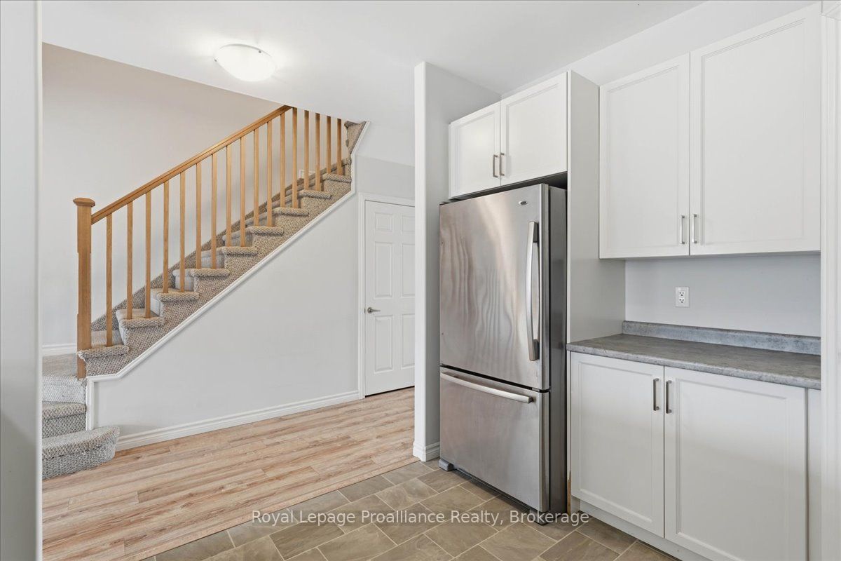 16 Ledgerock Court, Quinte West, ON K8R 0A1 photo 5