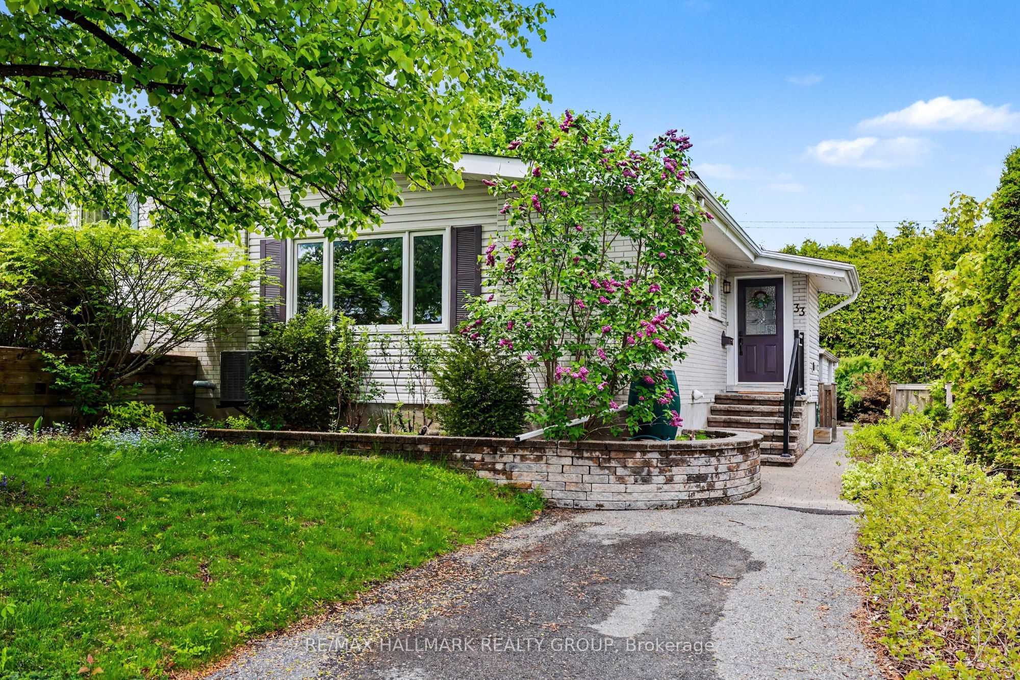 33 Newbury Avenue, Cityview - Parkwoods Hills - Rideau Shore, ON K2E 6K7