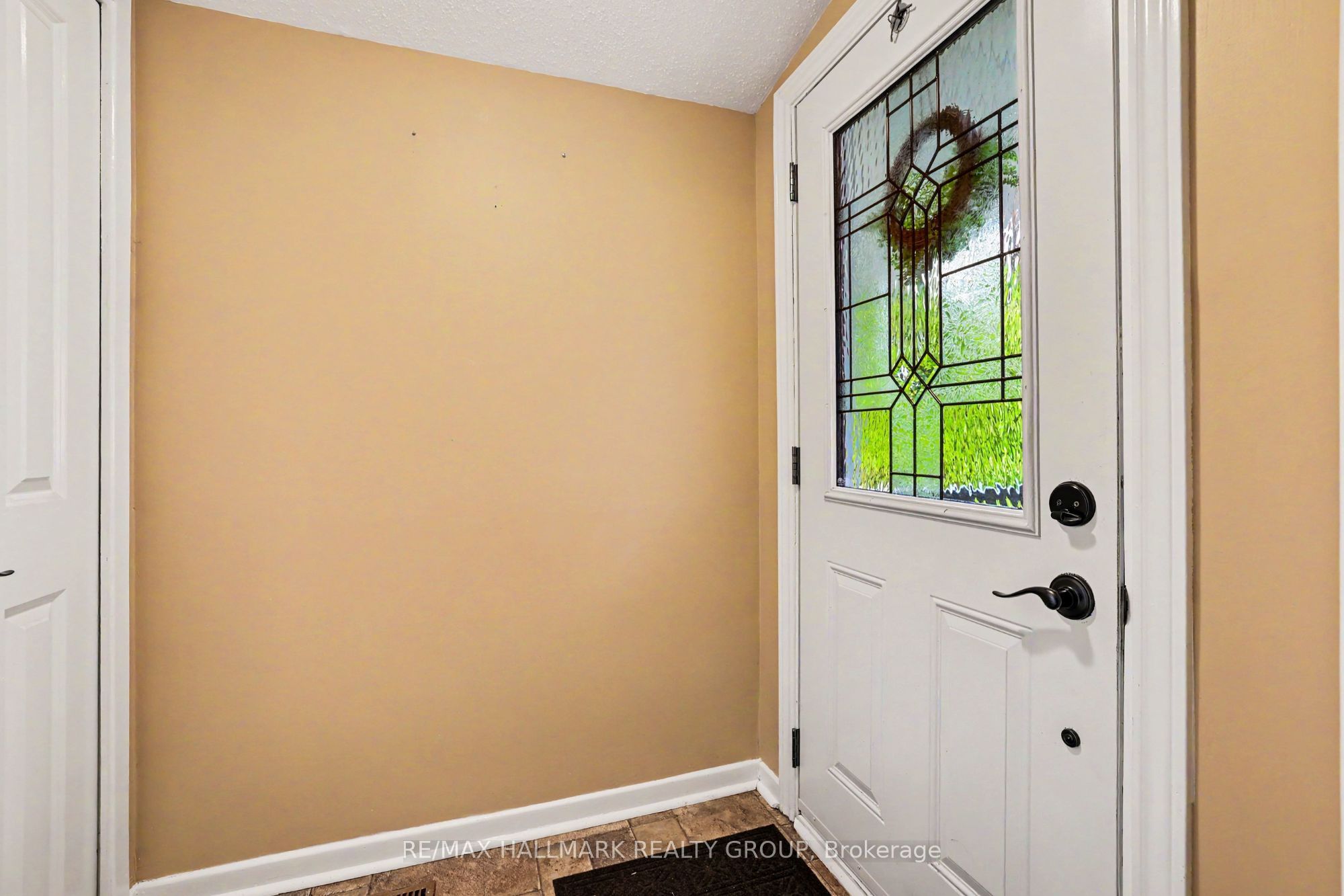 33 Newbury Avenue, Cityview - Parkwoods Hills - Rideau Shore, ON K2E 6K7 photo 2