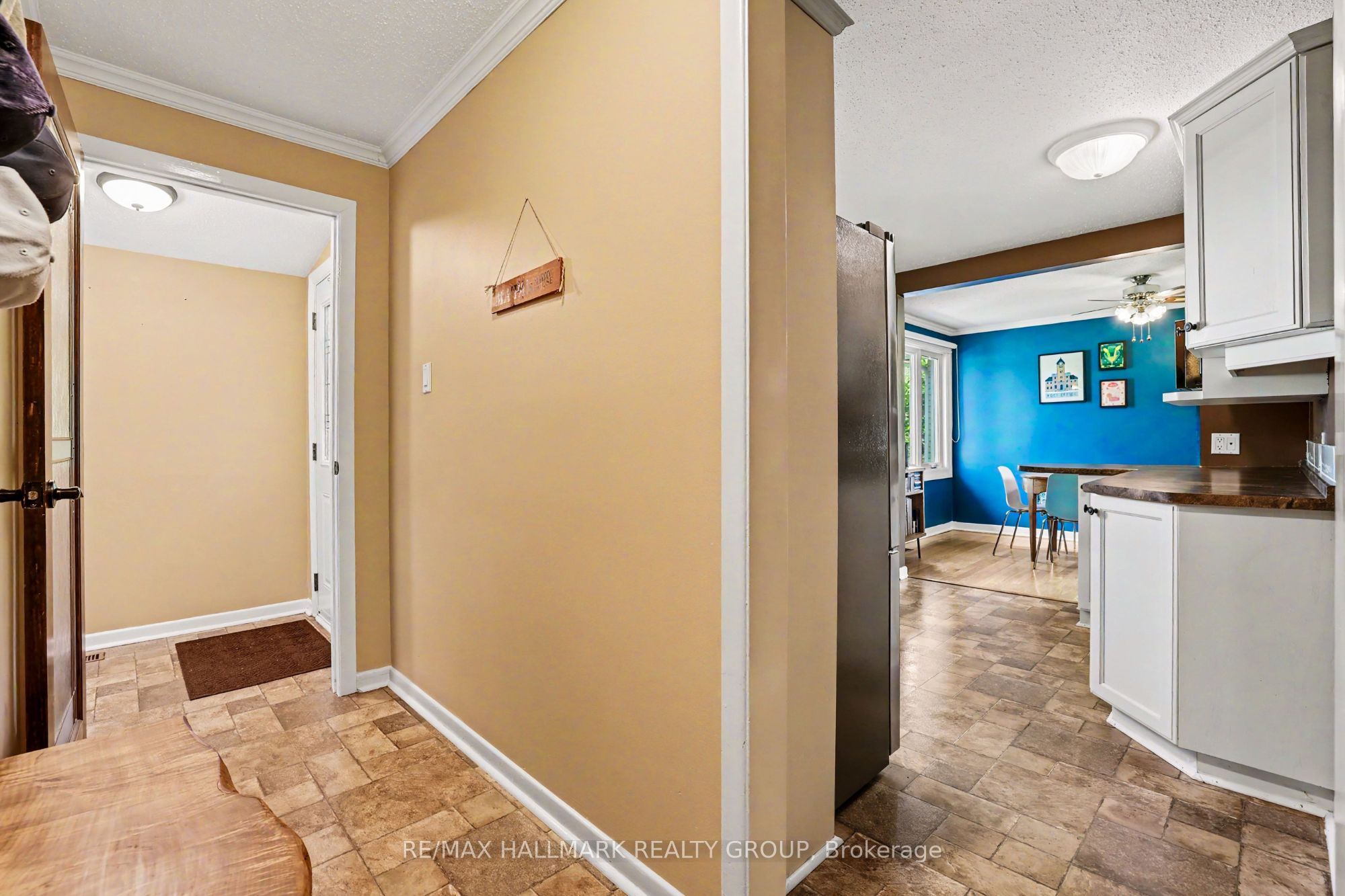 33 Newbury Avenue, Cityview - Parkwoods Hills - Rideau Shore, ON K2E 6K7 photo 3