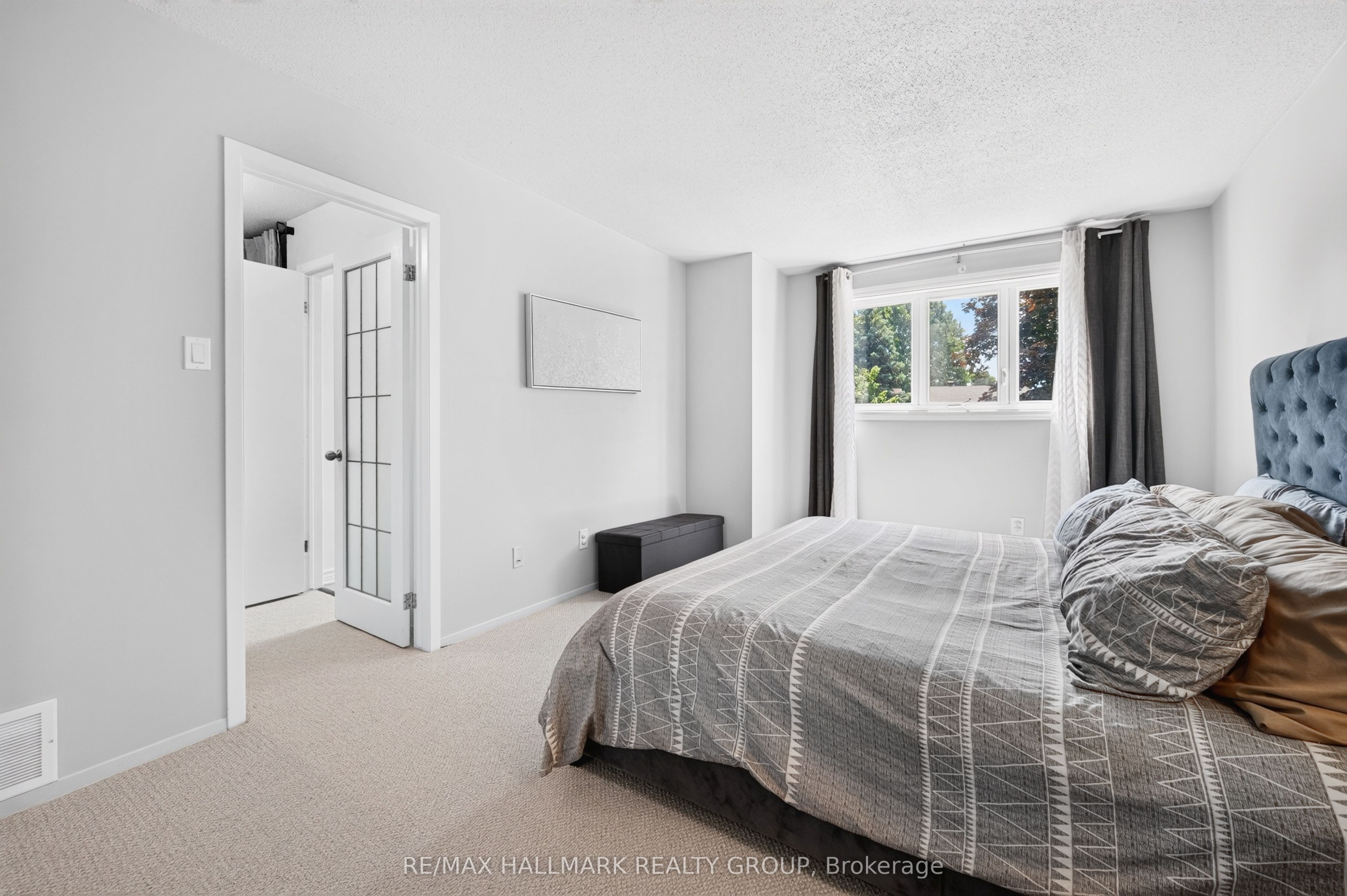 6417 St Louis Drive, Orleans - Convent Glen and Area, ON K1C 2X9 photo 4