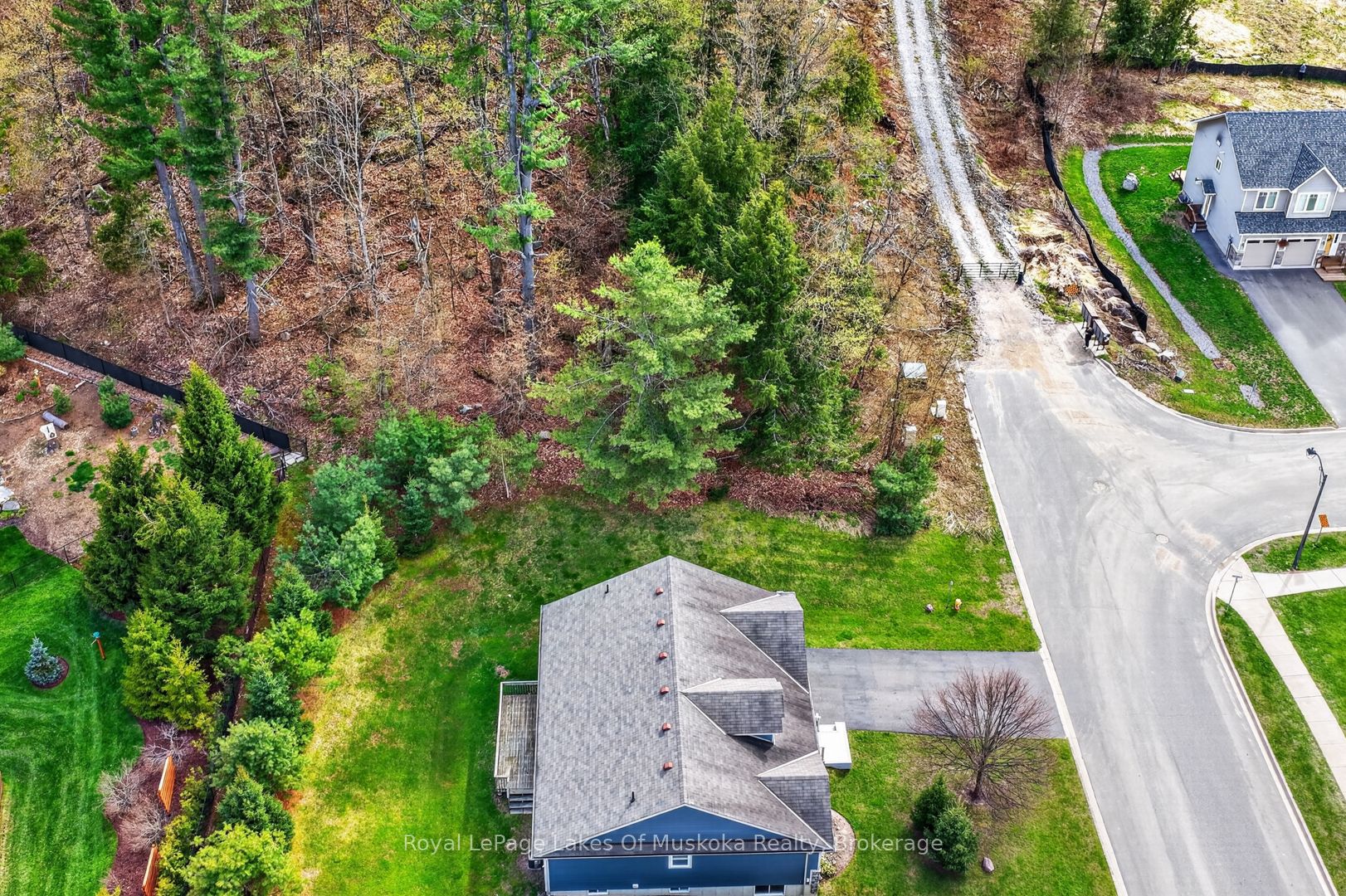 32 Gainsborough Road, Bracebridge, ON P1L 1W8