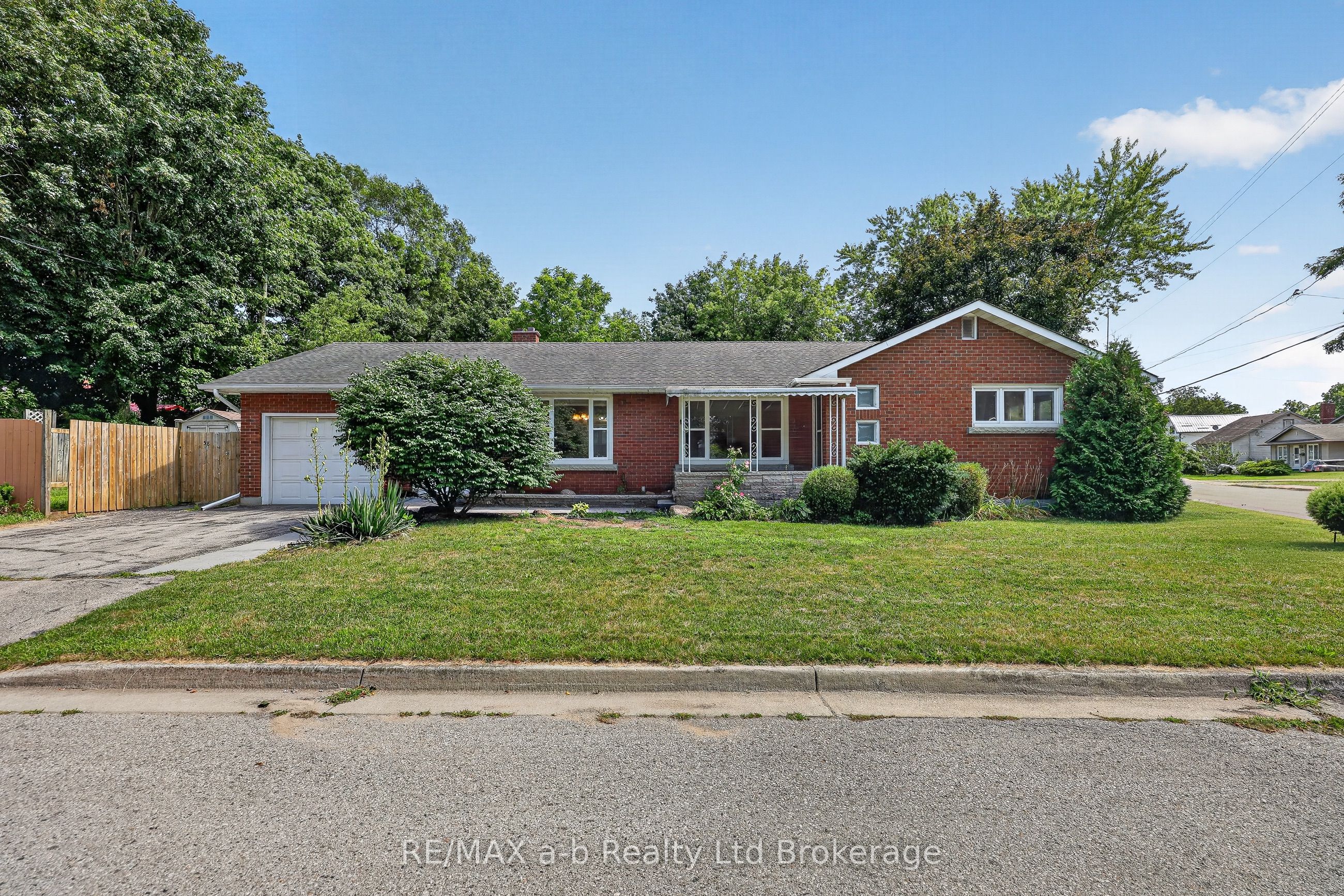 58 Victoria Street, Tillsonburg, ON N4G 3Z7