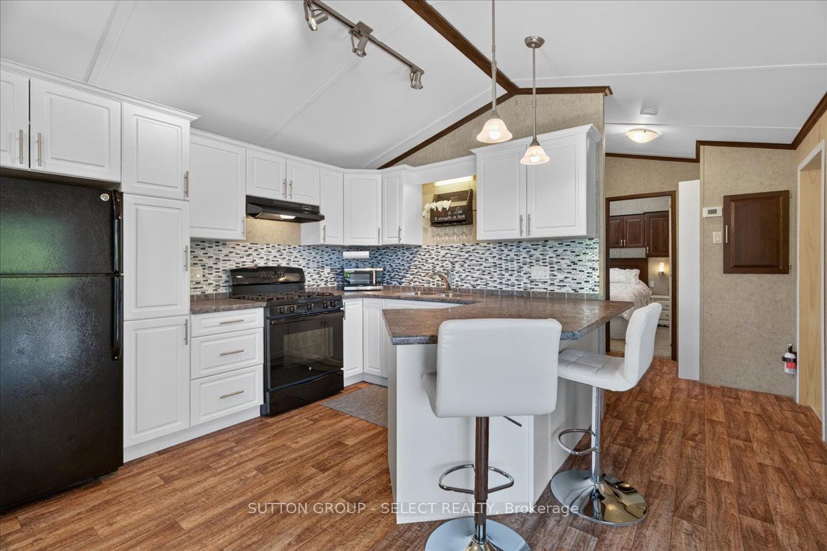 8685 Rock Glen Road 400, Lambton Shores, ON N0M 1B0 photo 4
