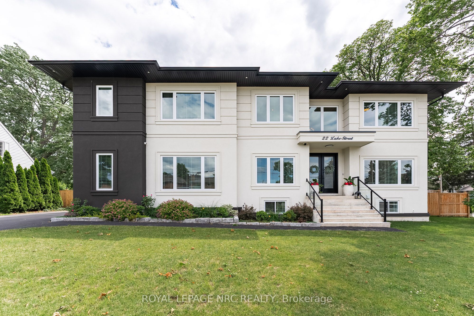 22 LAKE Street, Grimsby, ON L3M 2G7