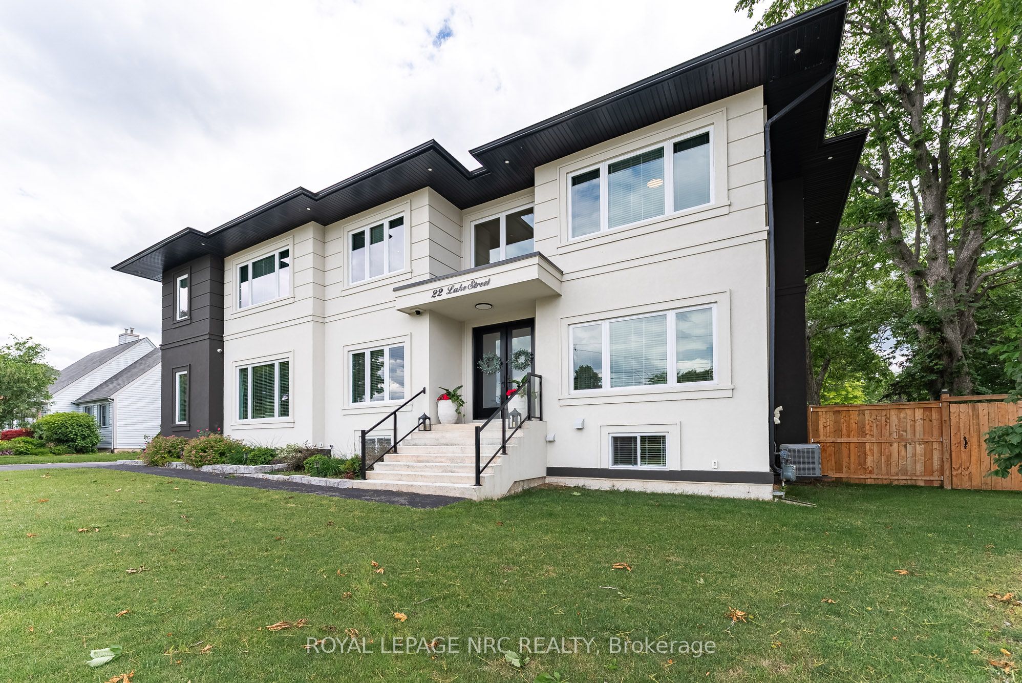 22 LAKE Street, Grimsby, ON L3M 2G7 photo 2