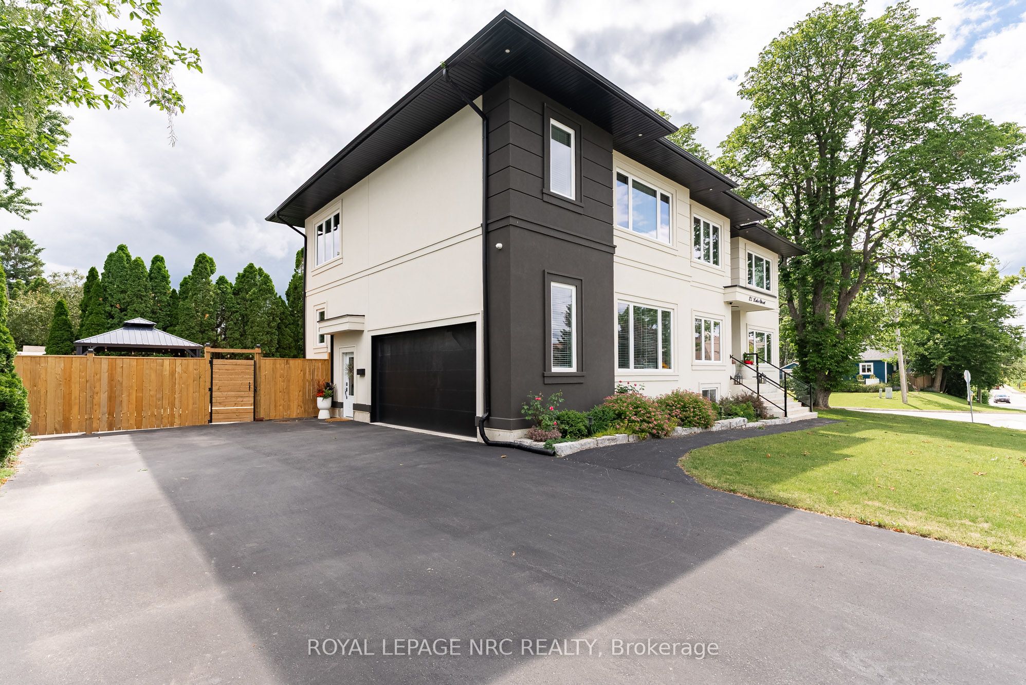 22 LAKE Street, Grimsby, ON L3M 2G7 photo 3