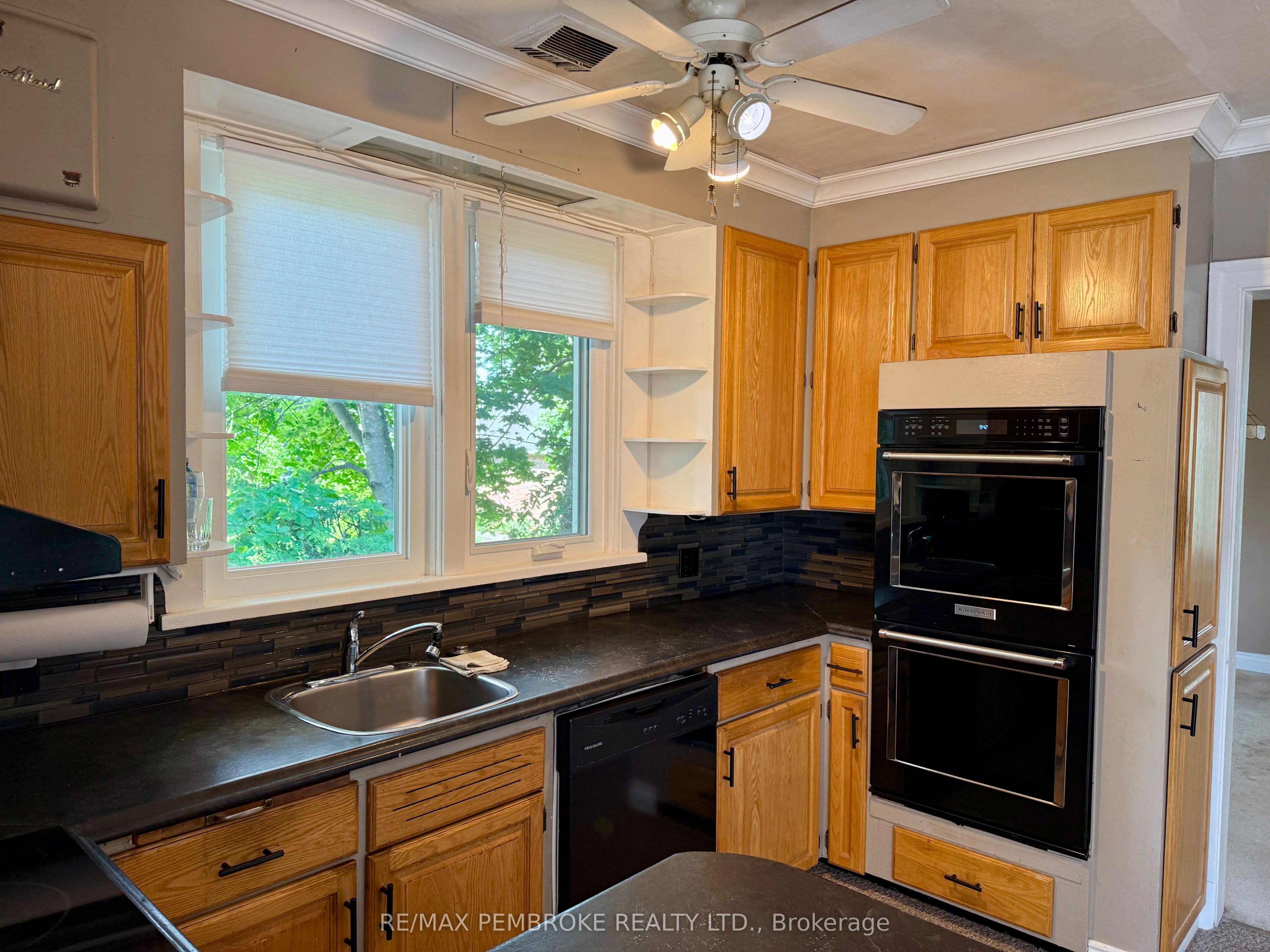 474 Fraser Street, Pembroke, ON K8A 1Y7 photo 3