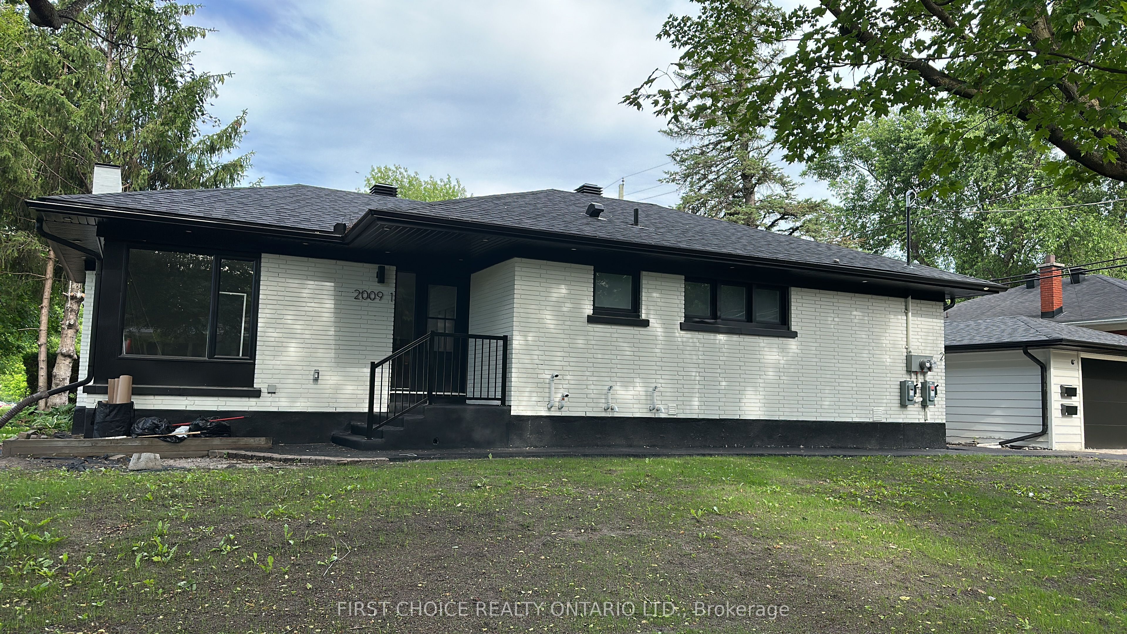 2009 Arch Street, Elmvale Acres and Area, ON K1G 2G9