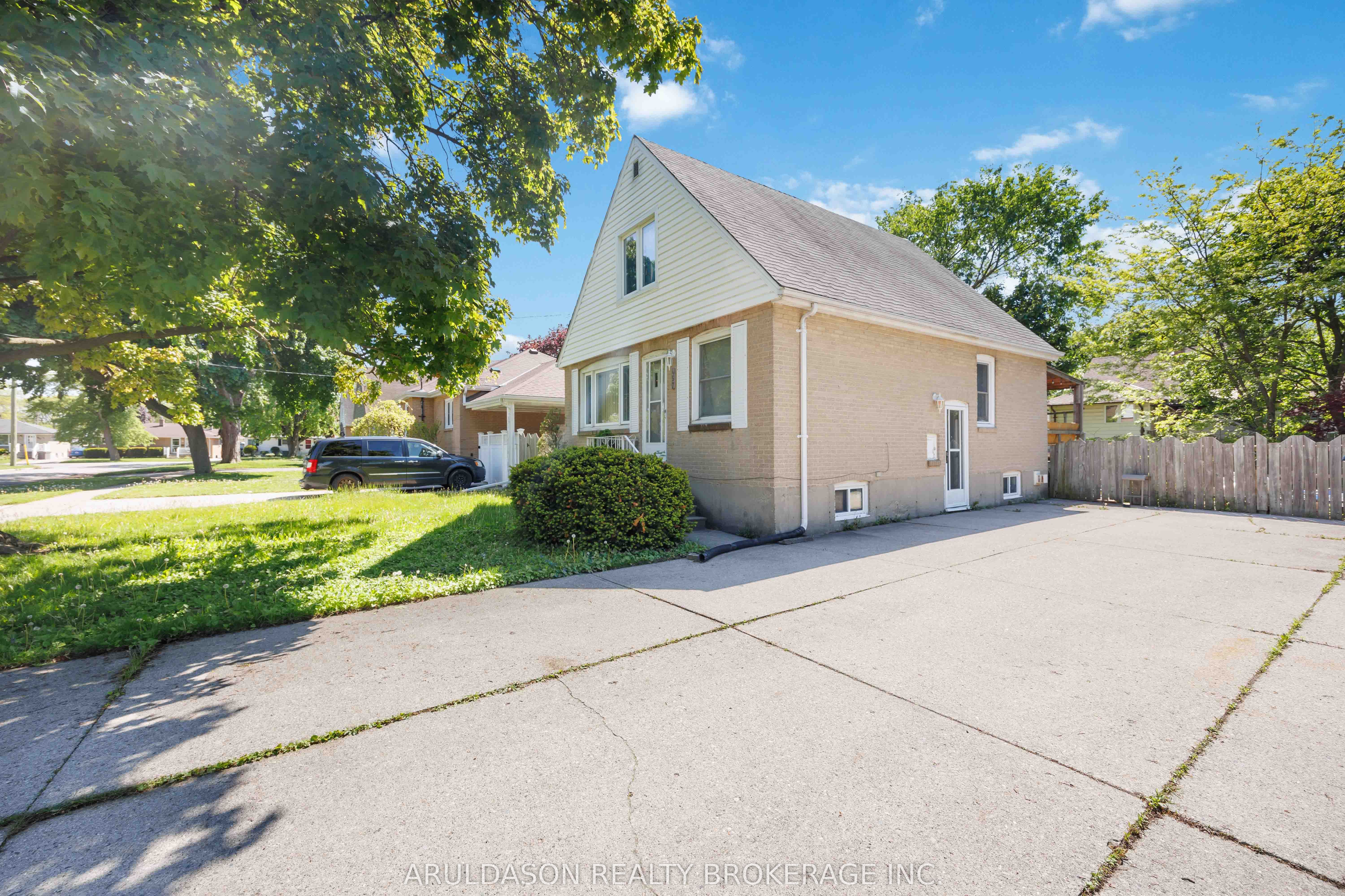 457 Montcalm Avenue, Sarnia, ON N7S 2P8 photo 2