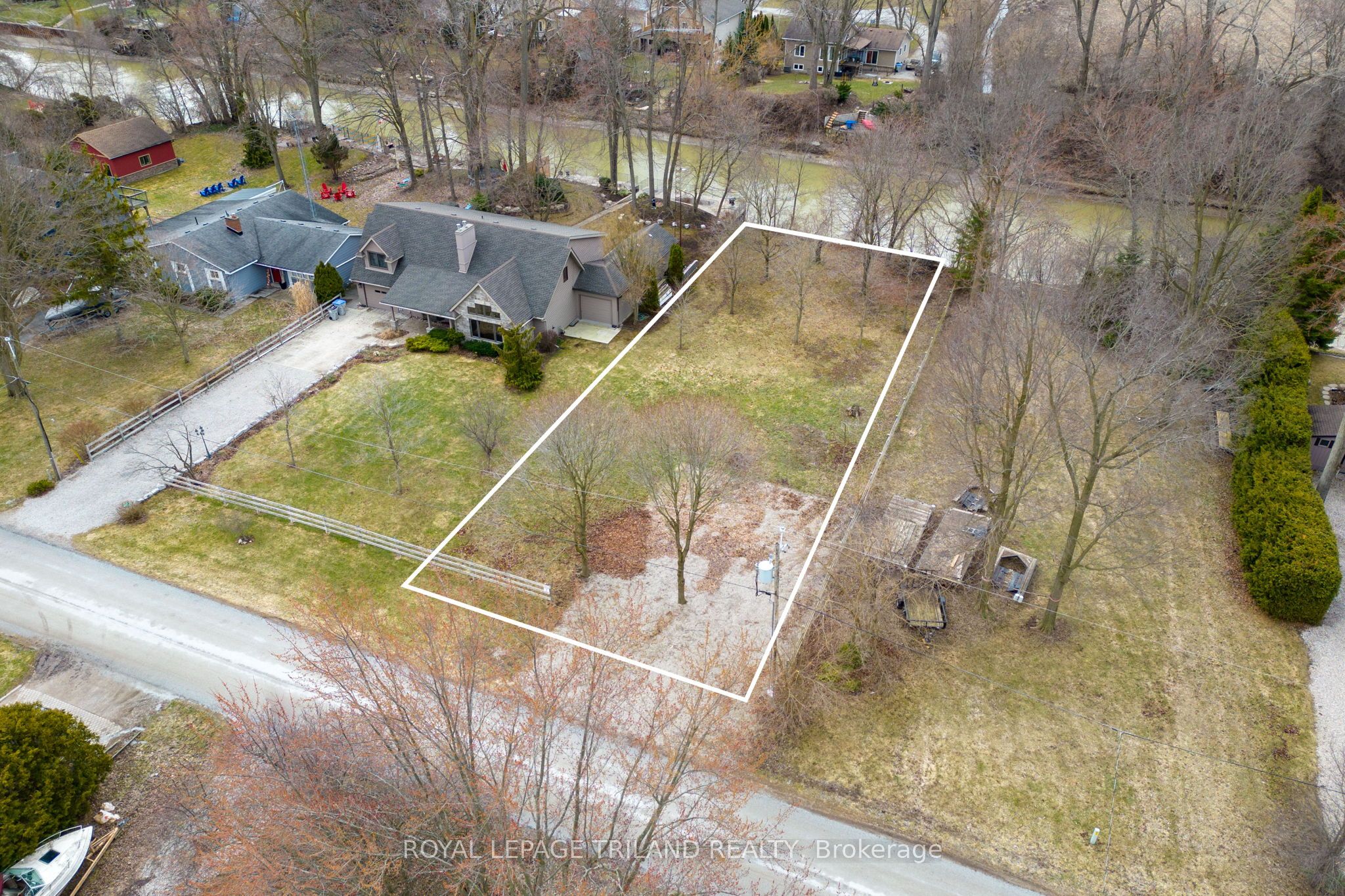 8419 Defore Drive, Lambton Shores, ON N0M 1T0 photo 3