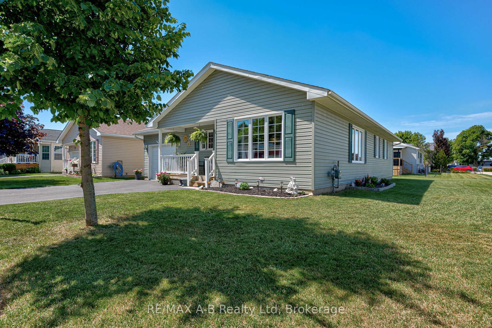 12 Kellestine Drive, Strathroy-Caradoc, ON N7G 0C5 photo 3