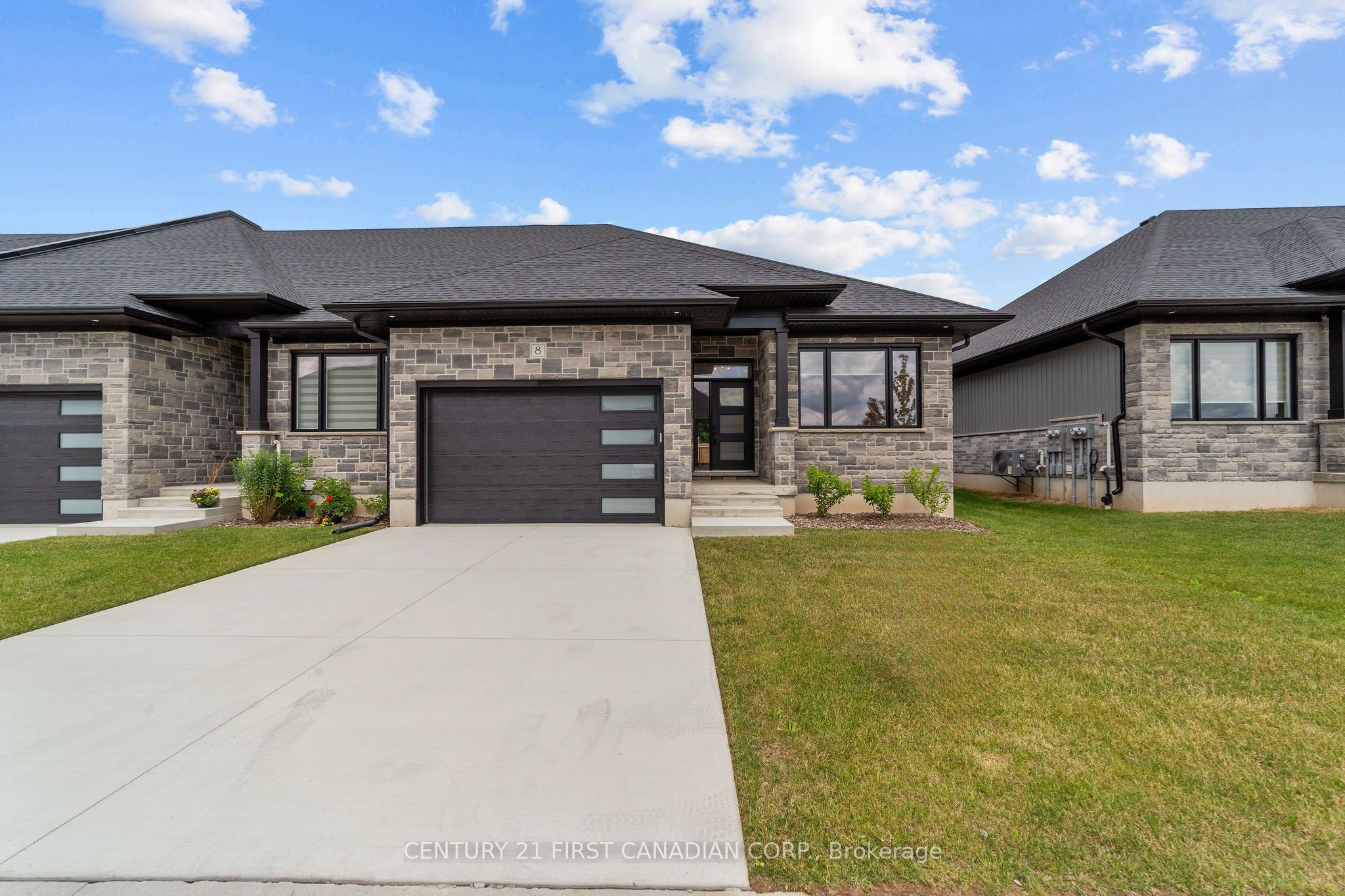 32 Postma Crescent 12, North Middlesex, ON N0M 1A0 photo 2