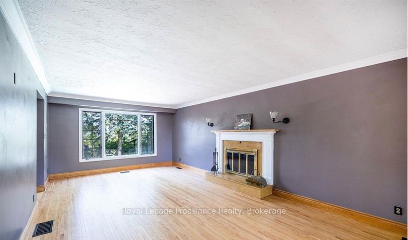35 Patrick Street, Quinte West, ON K8V 4B4 photo 3