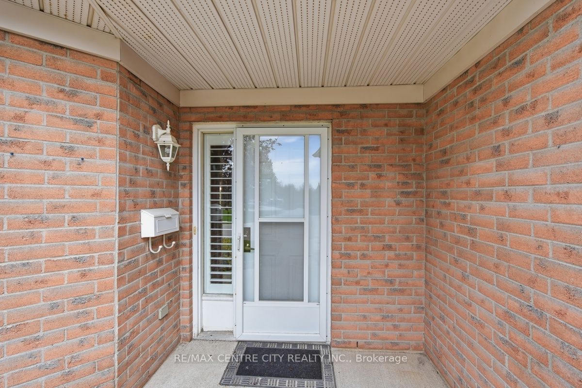 22 Ilderbrook Circle, Middlesex Centre, ON N0M 2A0 photo 2