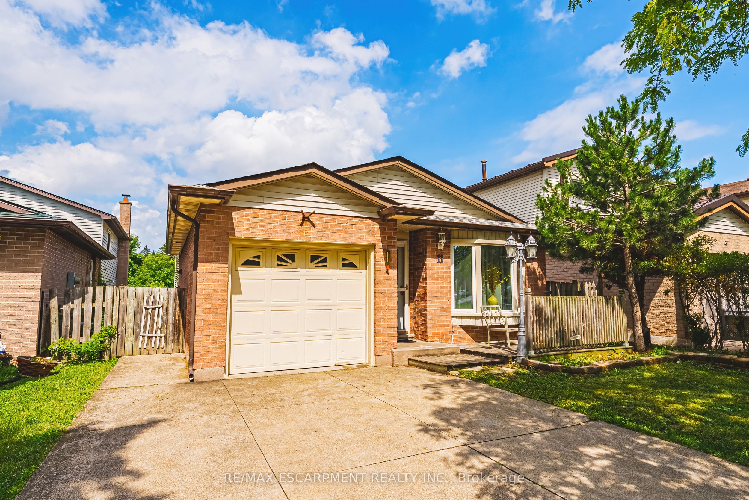11 Drakes Drive, Hamilton, ON L8E 4G4 photo 2