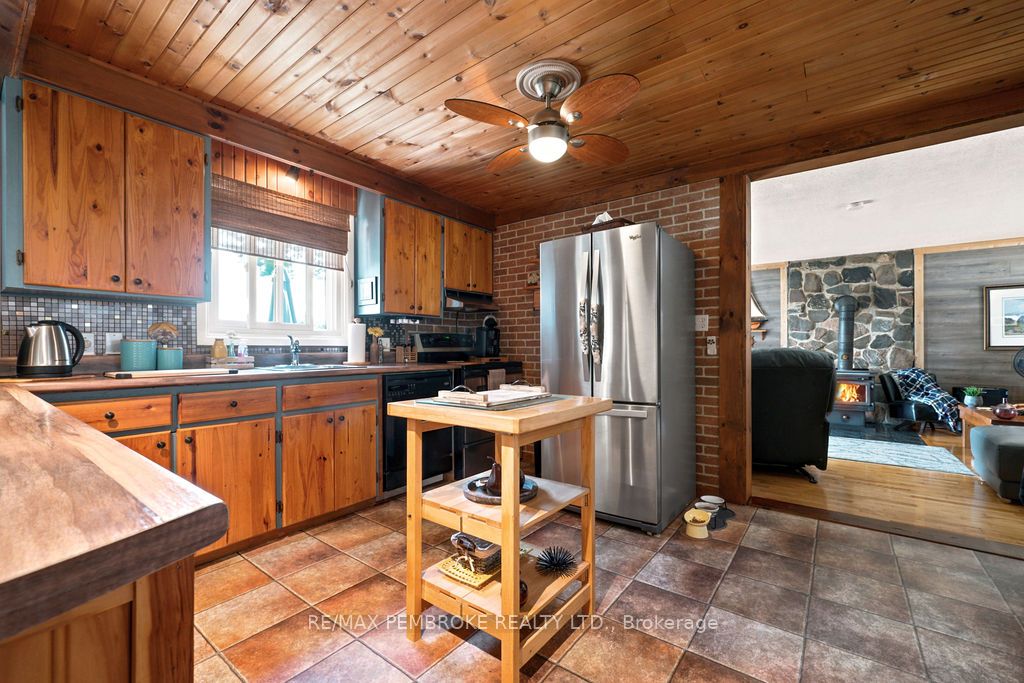 1213 Burns Drive, Laurentian Valley, ON K8A 7M9 photo 3