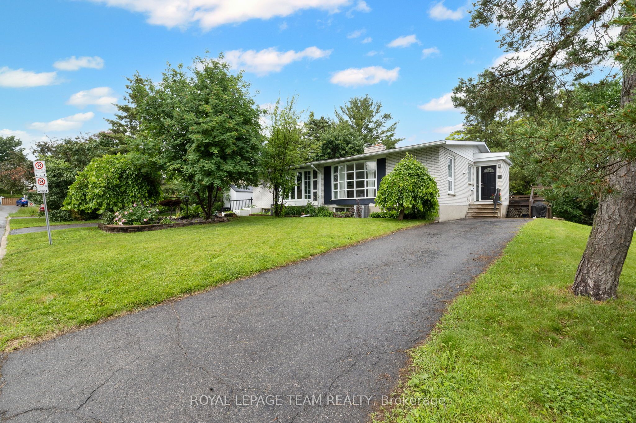 40 Woodmount Crescent, Cityview - Parkwoods Hills - Rideau Shore, ON K2E 5R1 photo 2