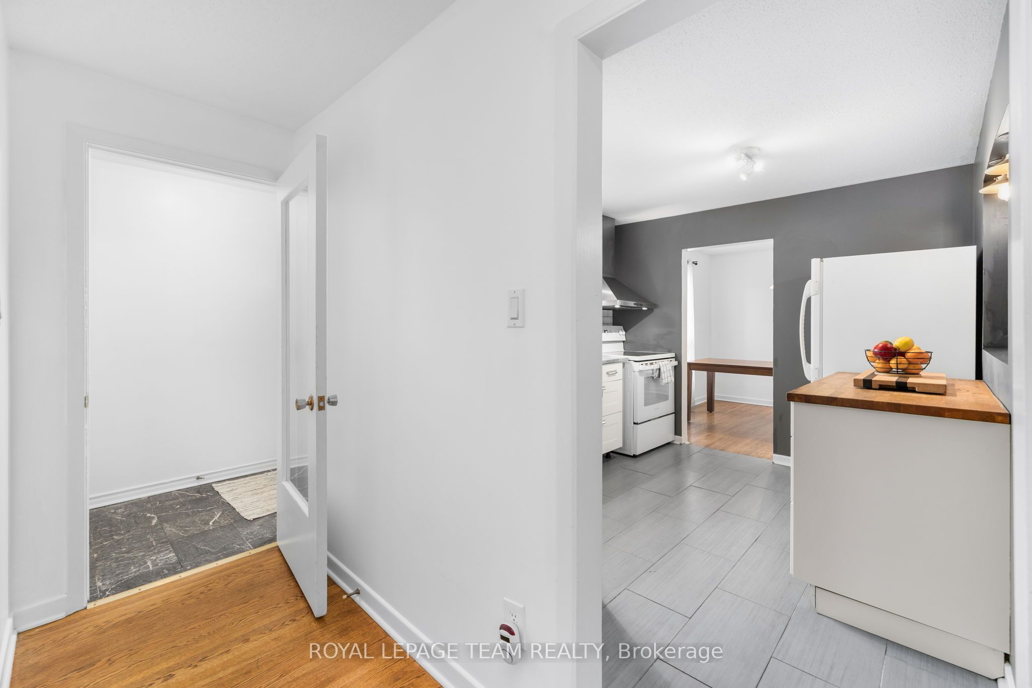 40 Woodmount Crescent, Cityview - Parkwoods Hills - Rideau Shore, ON K2E 5R1 photo 4