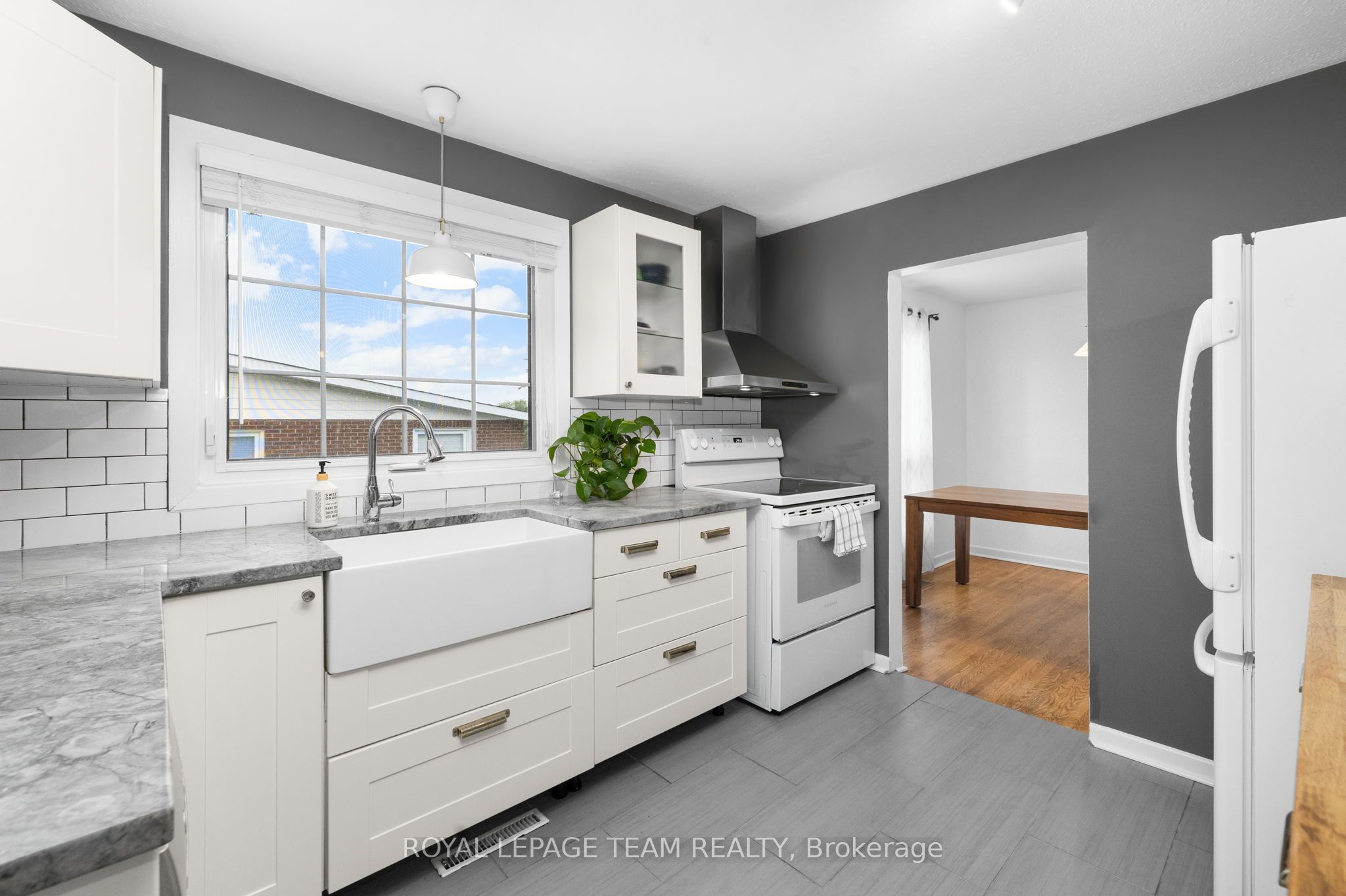 40 Woodmount Crescent, Cityview - Parkwoods Hills - Rideau Shore, ON K2E 5R1 photo 5