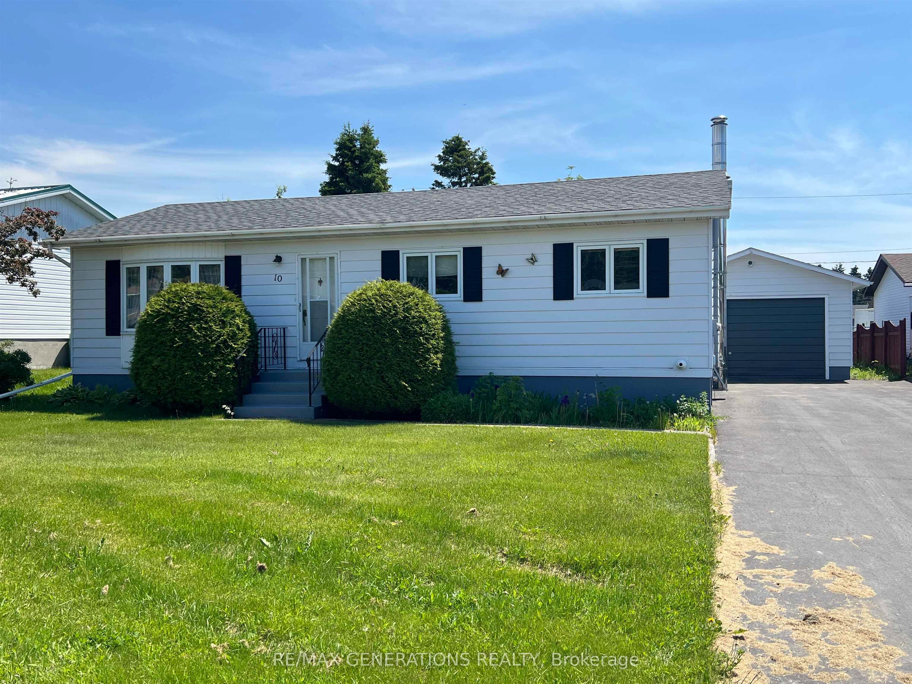 10 Lloyd Irwin Street, Marathon, ON P0T 2E0
