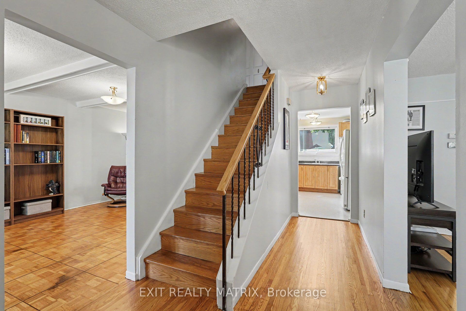 18 Highpark Crescent, Blackburn Hamlet, ON K1B 3G8 photo 5