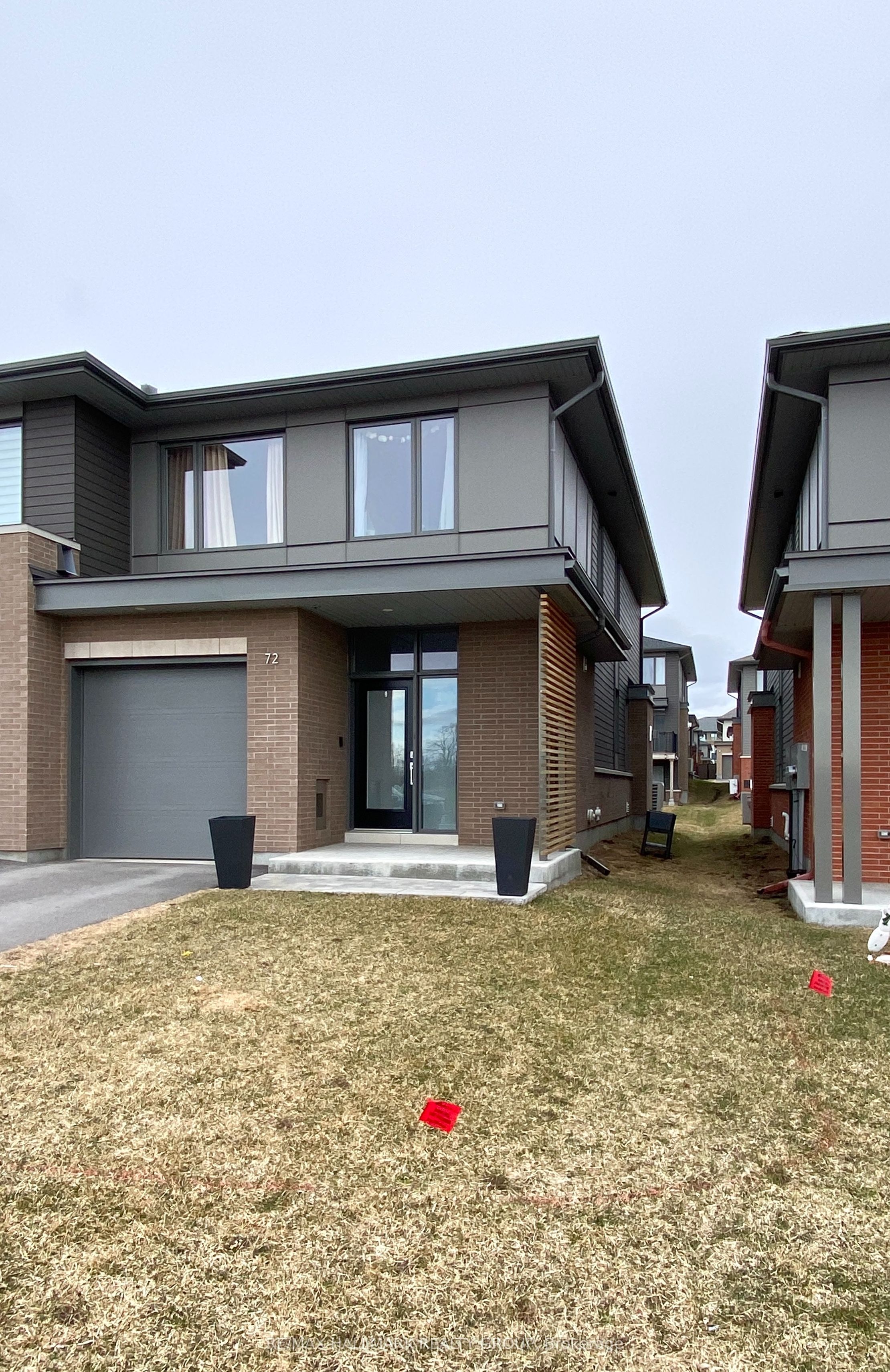 72 W MICHAEL STOQUA Street W, Manor Park - Cardinal Glen and Area, ON K1K 5A2 photo 2