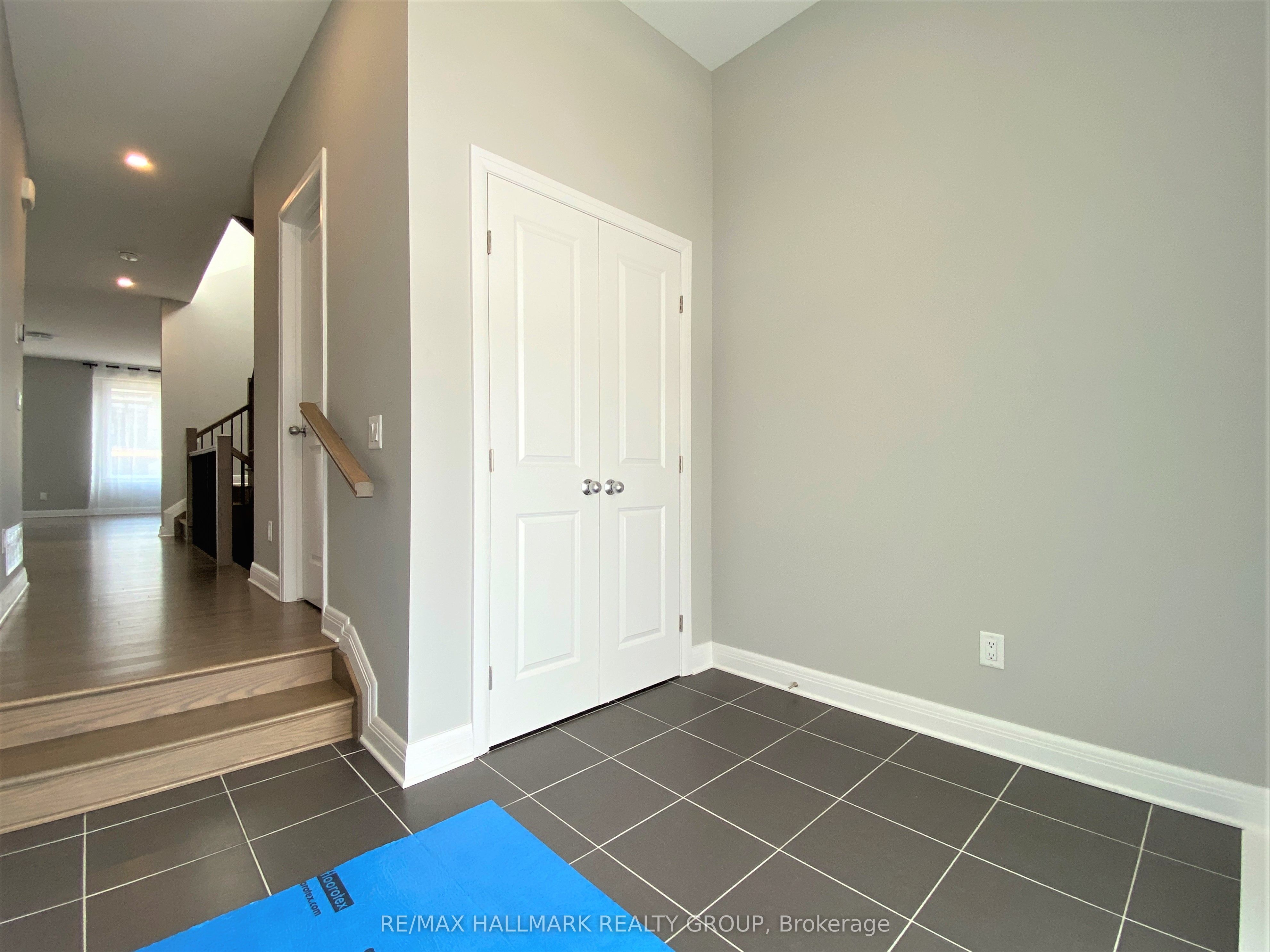 72 W MICHAEL STOQUA Street W, Manor Park - Cardinal Glen and Area, ON K1K 5A2 photo 4