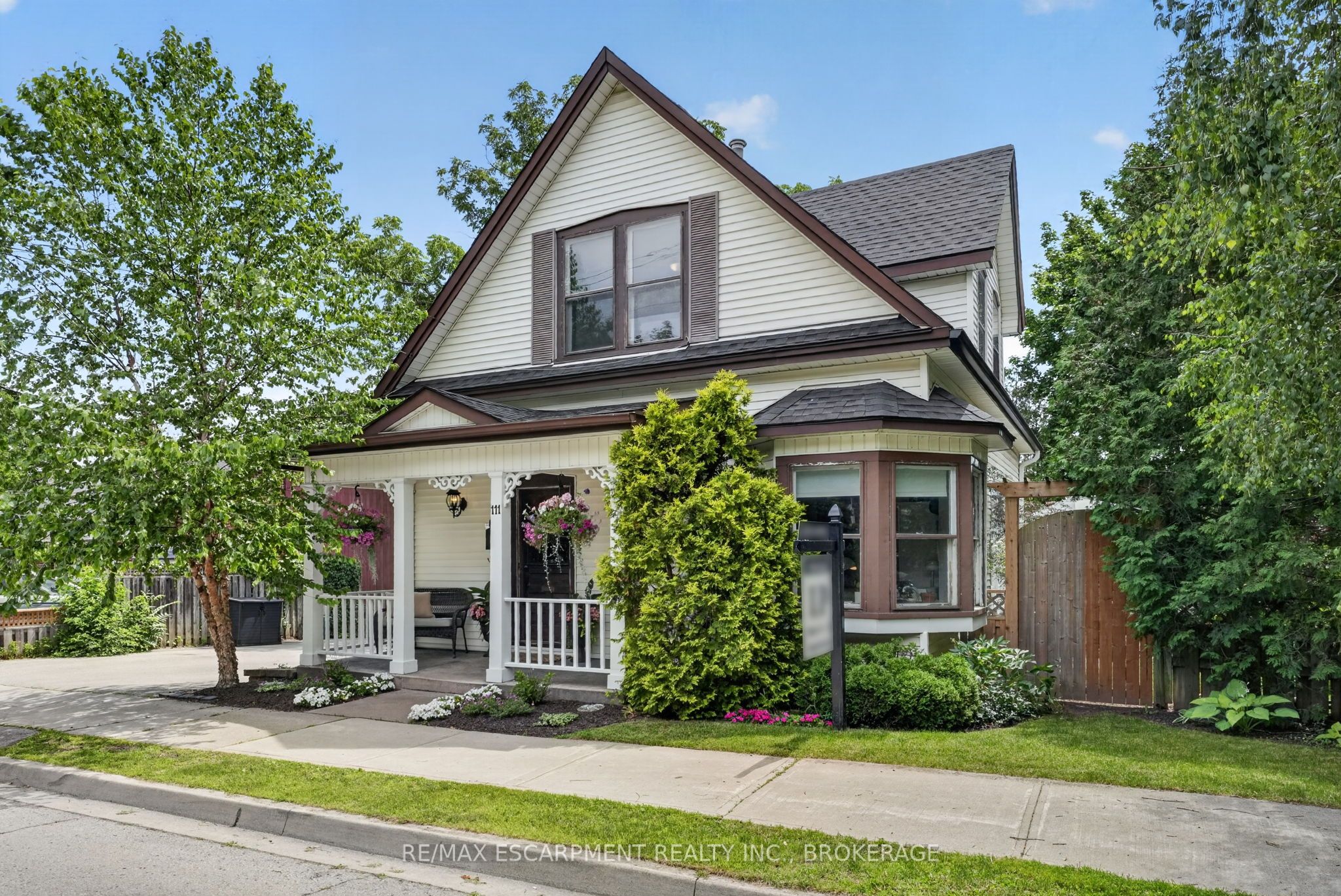 111 Main Street W, Grimsby, ON L3M 1R5 photo 3