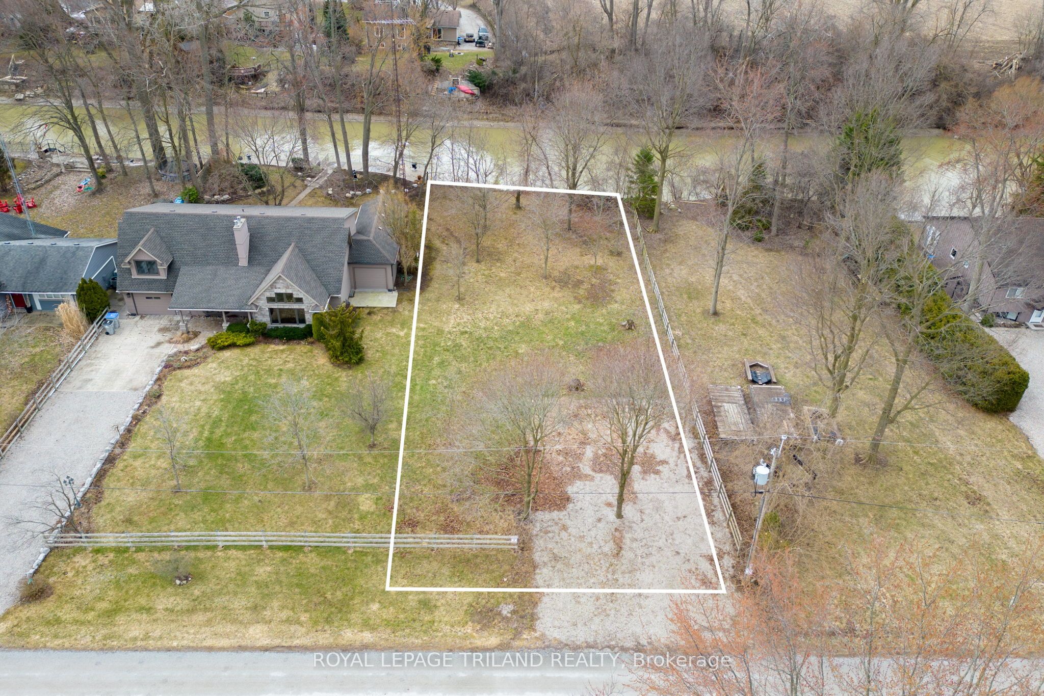 8419 Defore Drive, Lambton Shores, ON N0M 1T0 photo 2