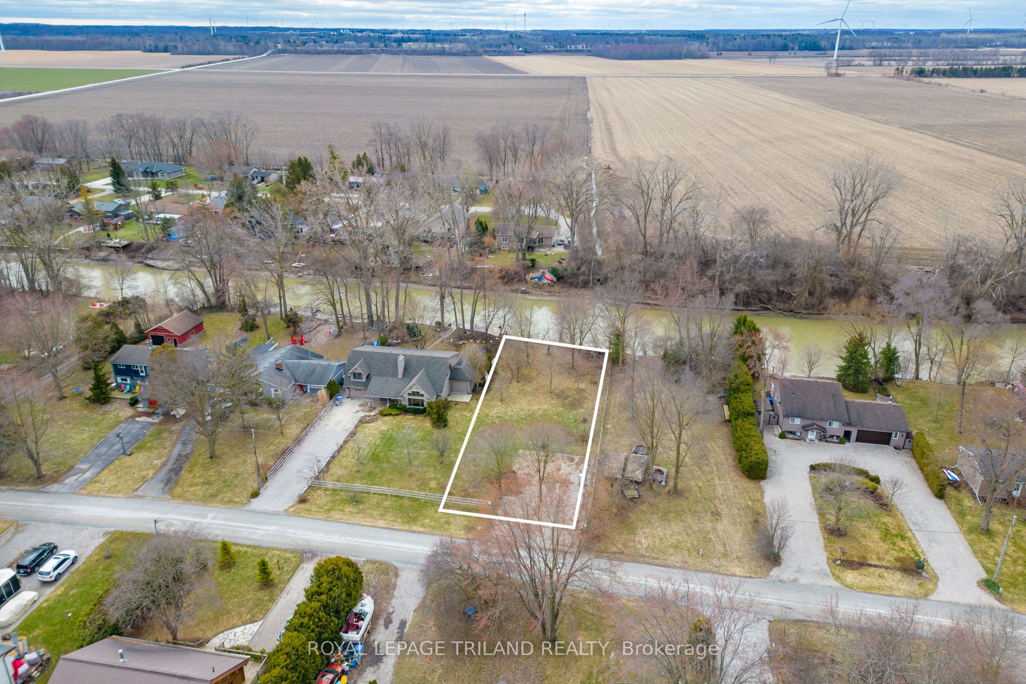 8419 Defore Drive, Lambton Shores, ON N0M 1T0 photo 4